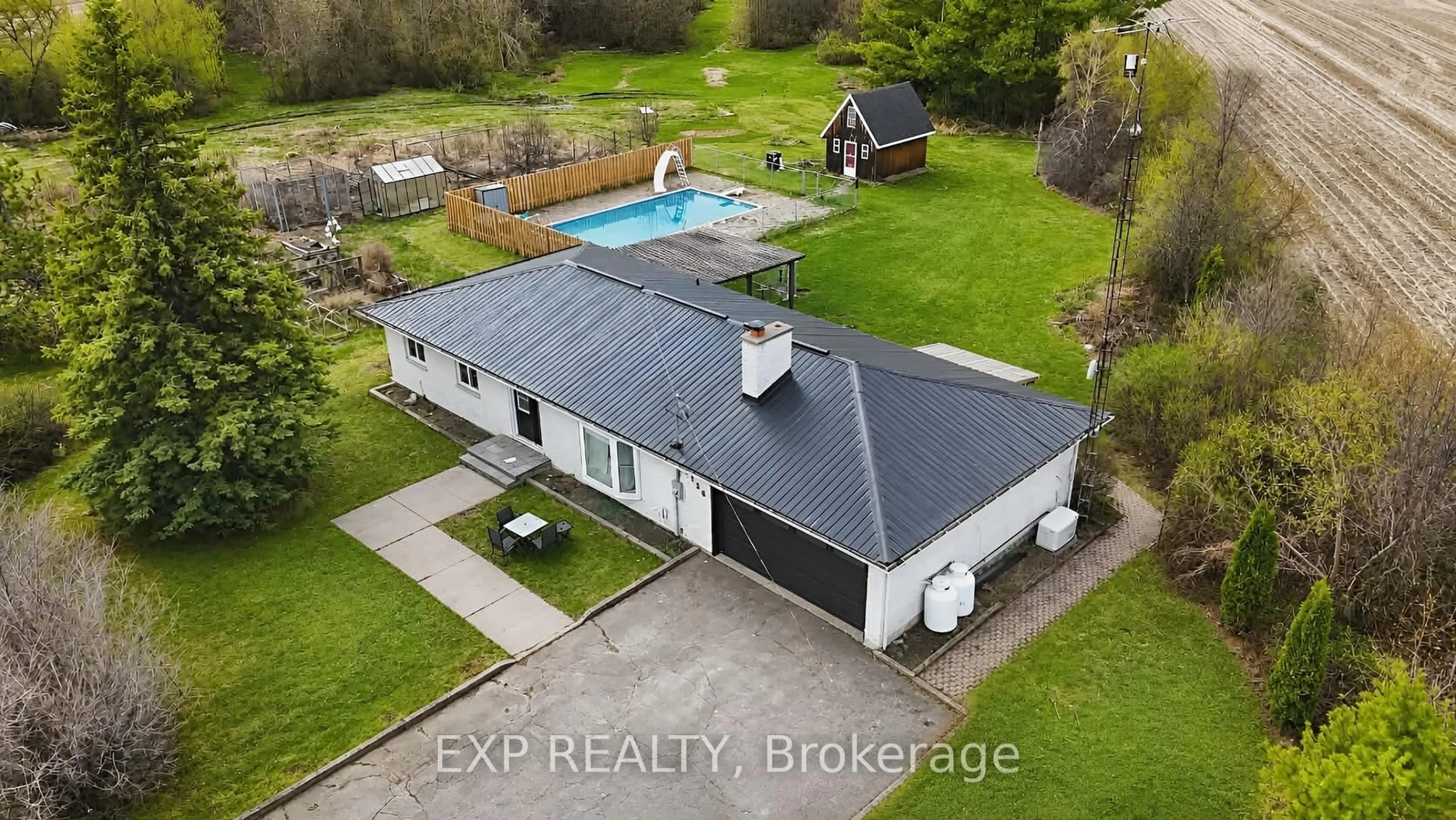 A pic from outside/outdoor area/front of a property/back of a property/a pic from drone, building for 2956 River Rd, Ottawa Ontario K4M 1B4