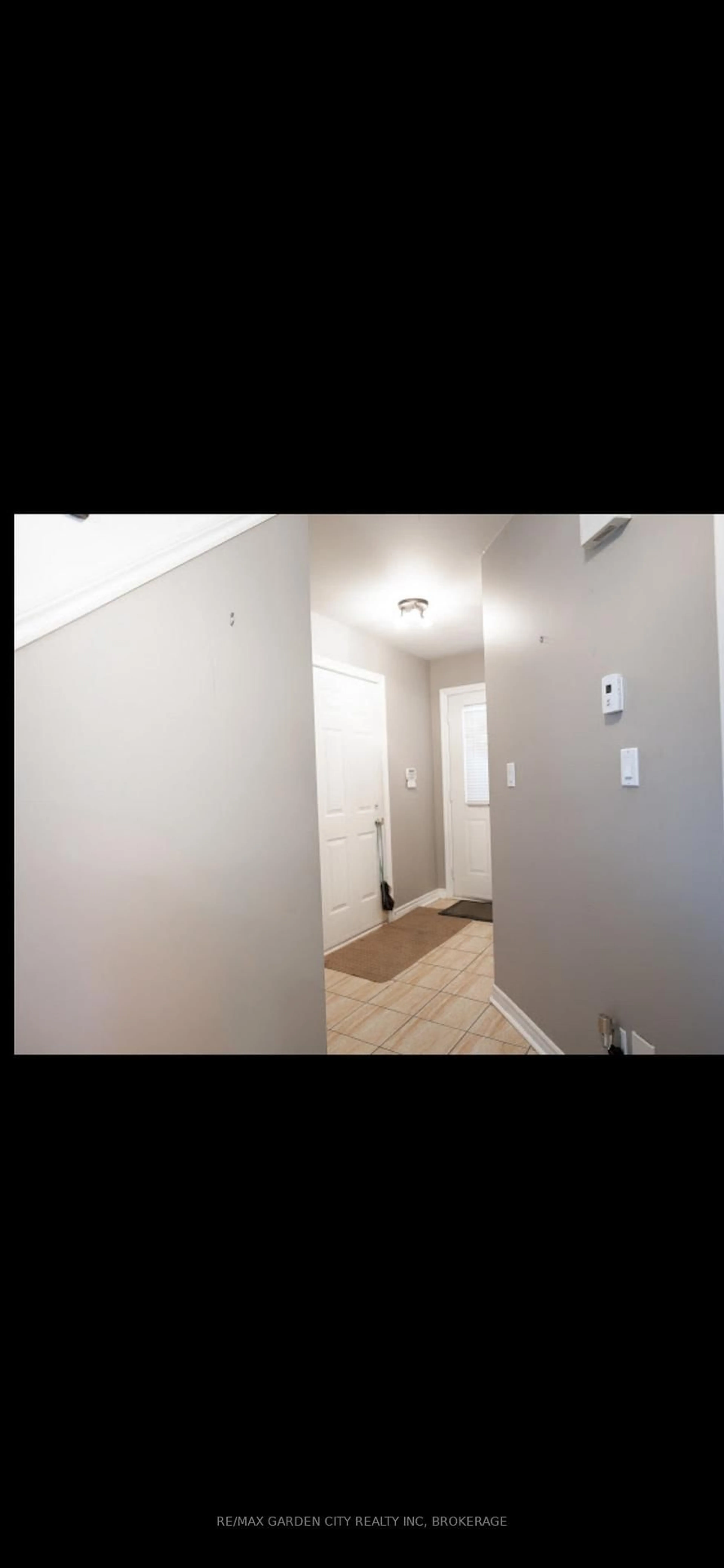 Indoor entryway for 7370 Monastery Dr #4, Niagara Falls Ontario L2H 3C4