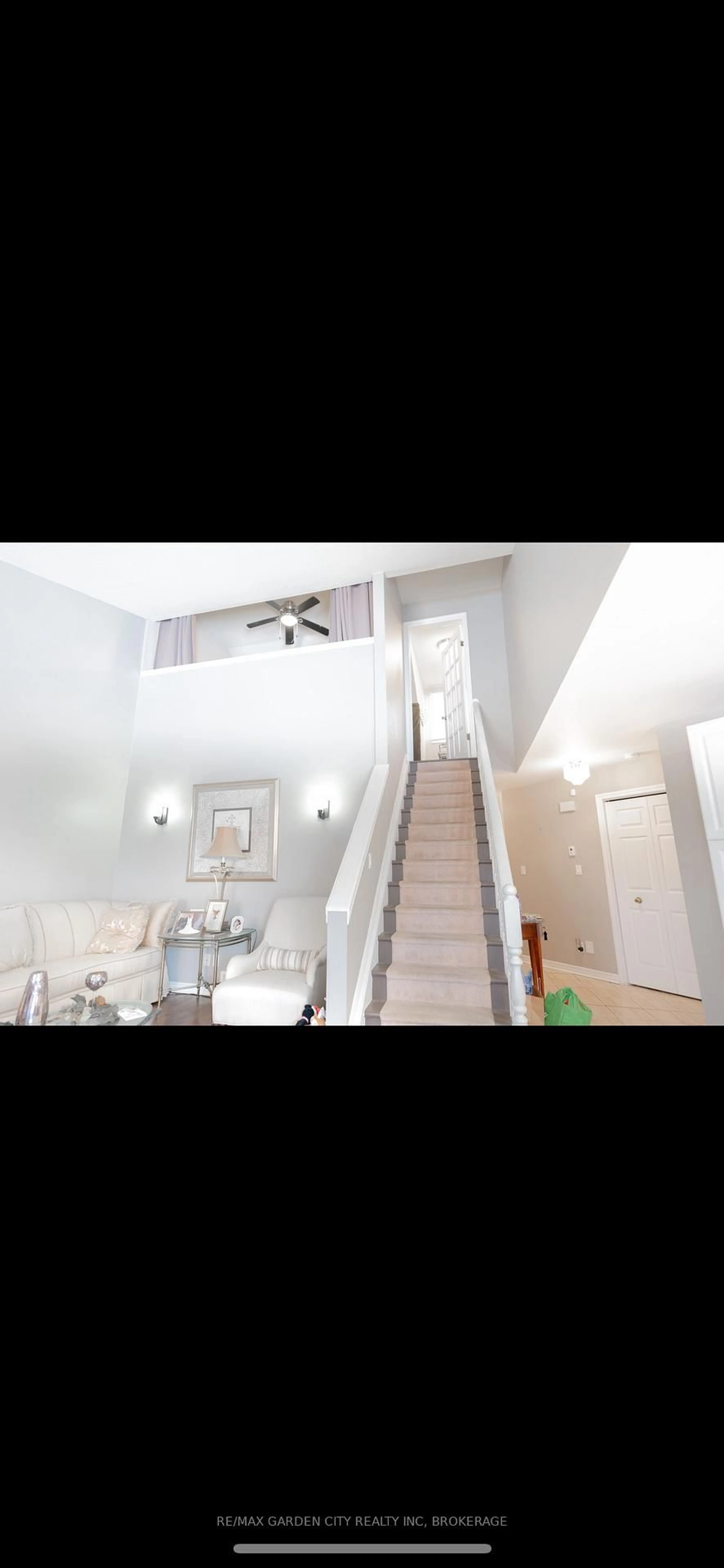 Indoor foyer for 7370 Monastery Dr #4, Niagara Falls Ontario L2H 3C4
