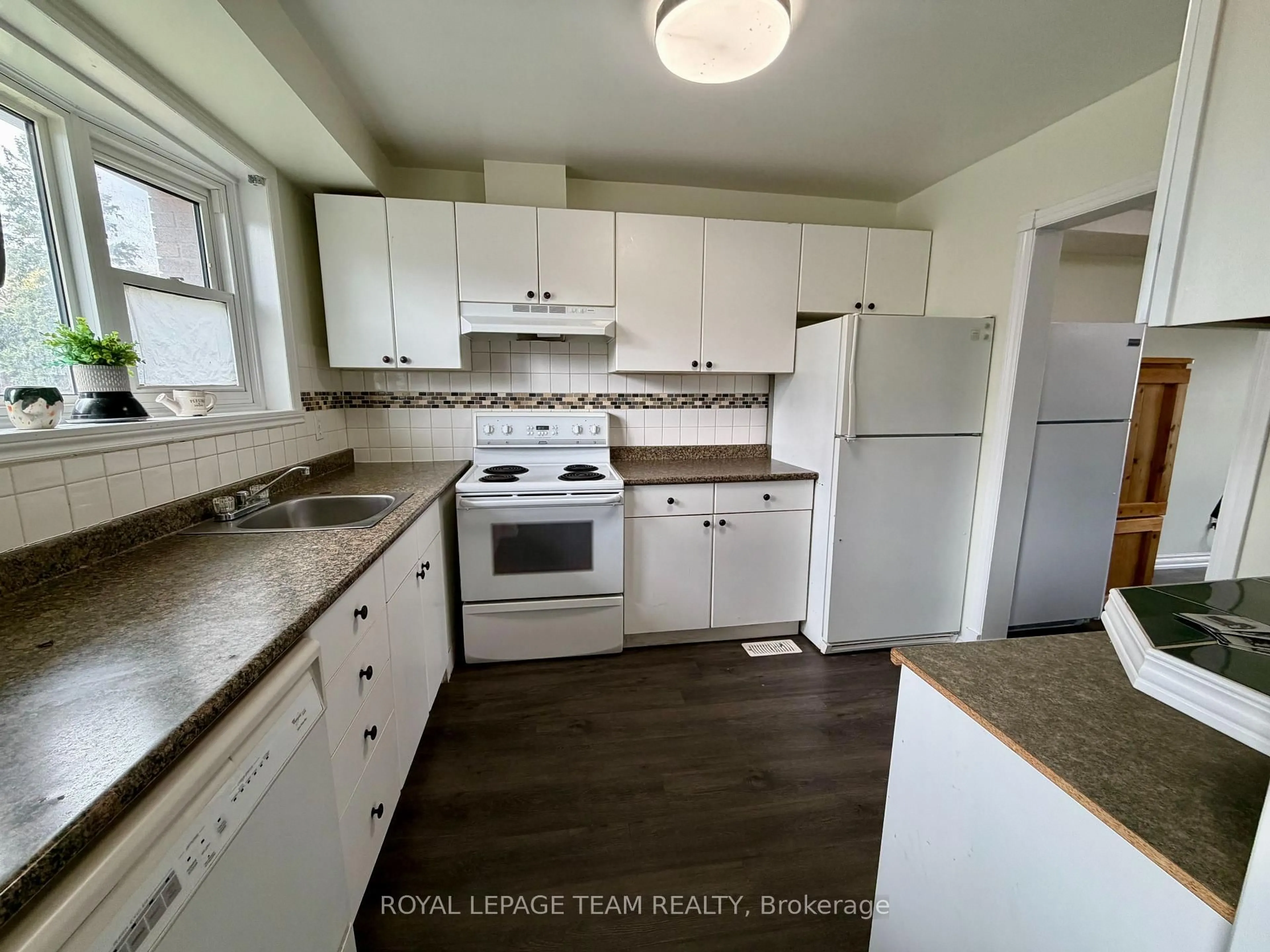 Standard kitchen, wood/laminate floor for 920 Dynes Rd #55, Ottawa Ontario K2C 0G8