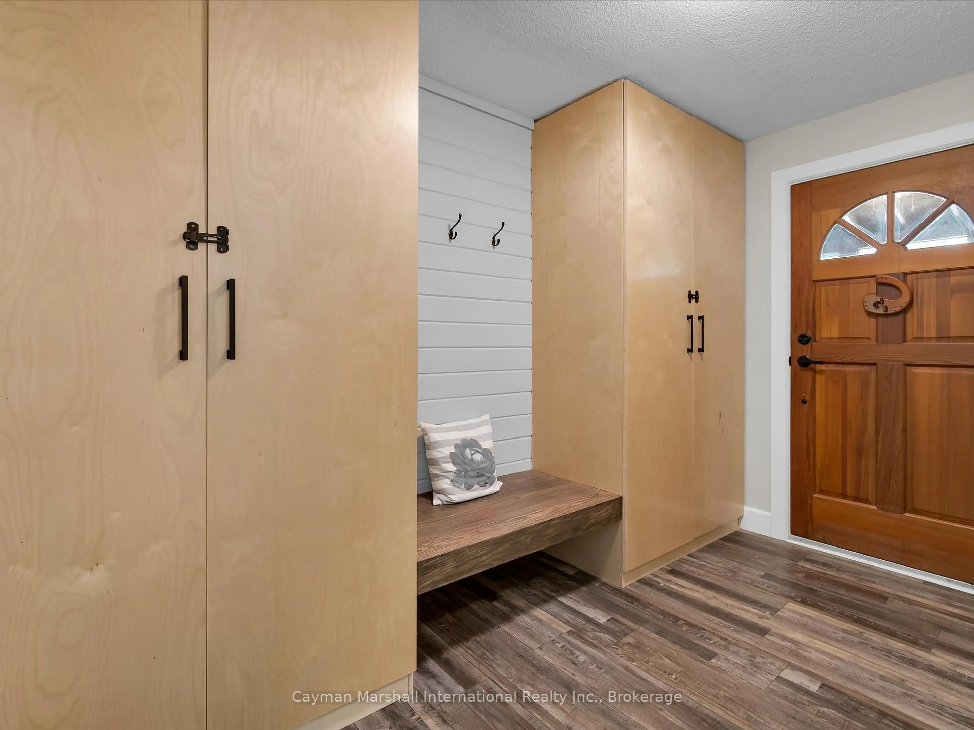 Indoor entryway for 15 Victoria St, Seguin Ontario P0C 1J0