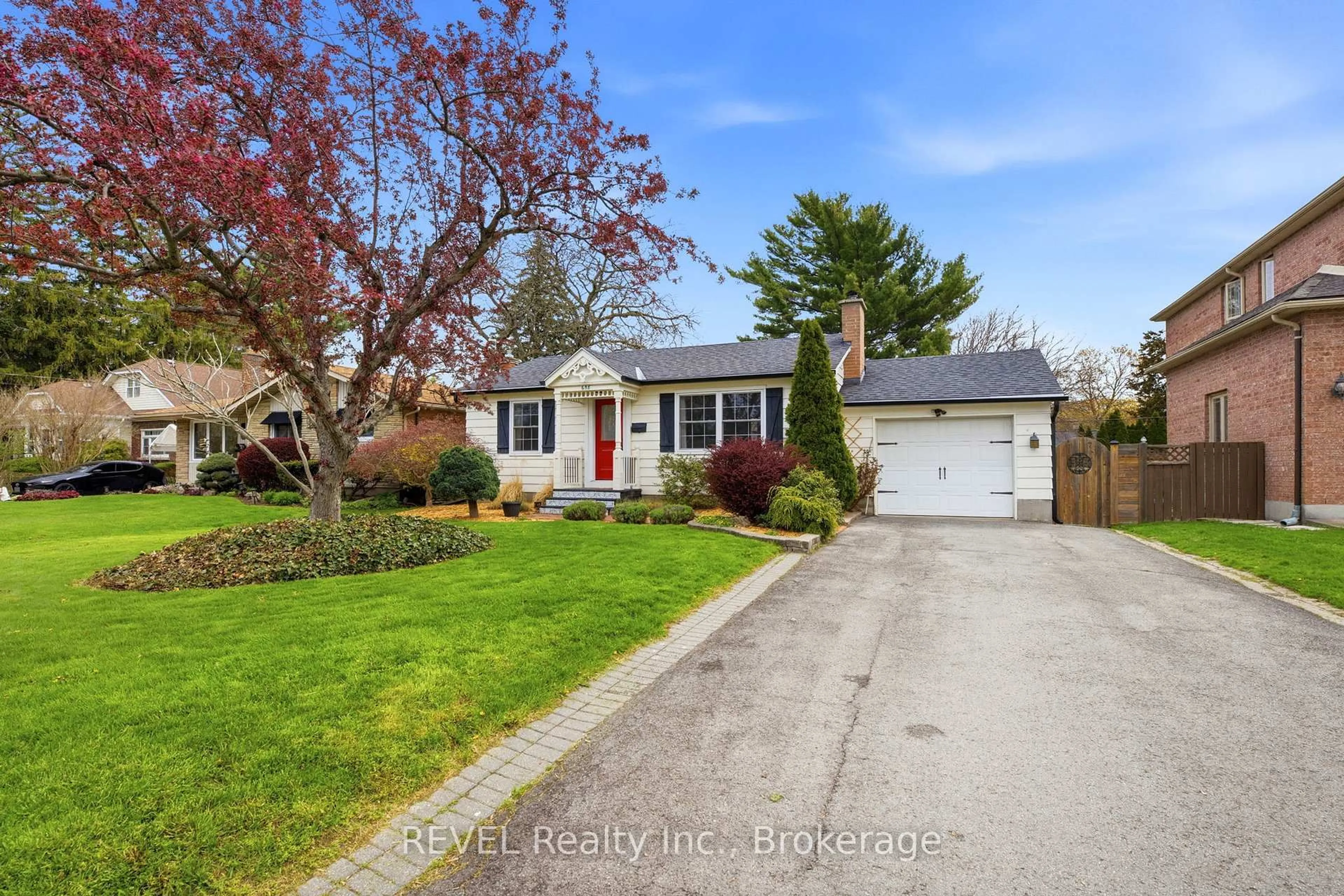 Home with vinyl exterior material, street for 658 Geneva St, St. Catharines Ontario L2N 2J8