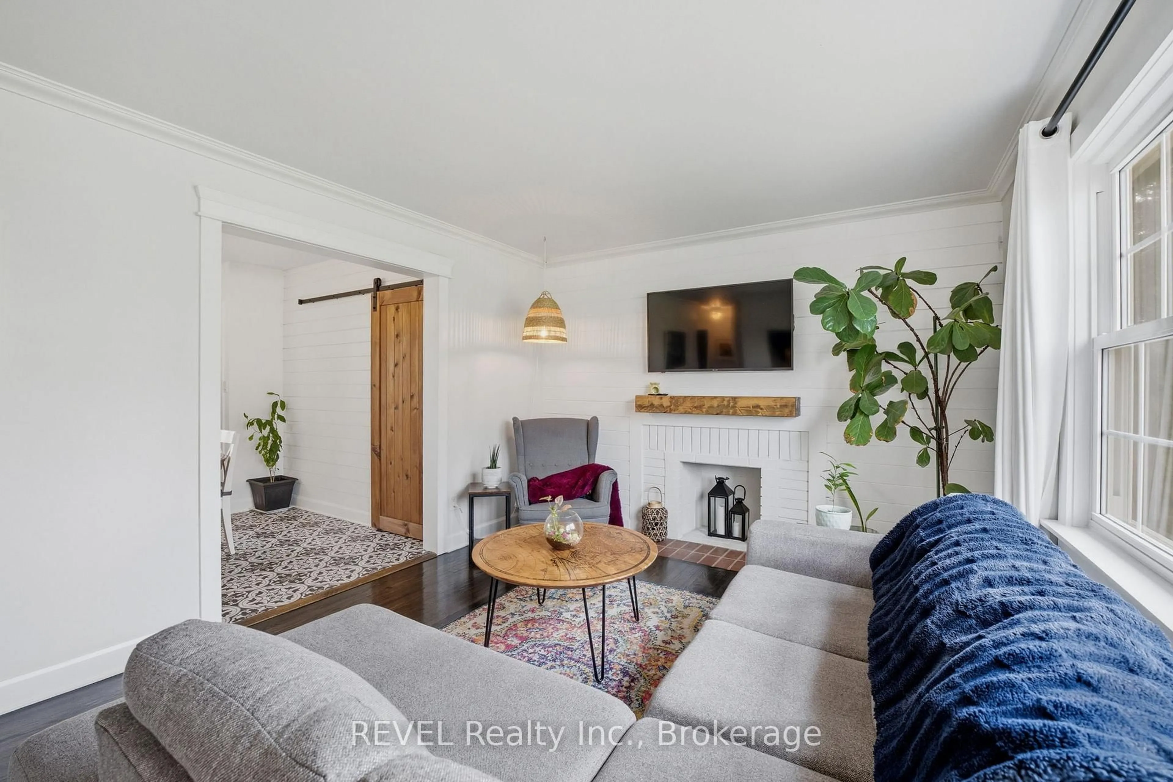 Living room with furniture, unknown for 658 Geneva St, St. Catharines Ontario L2N 2J8