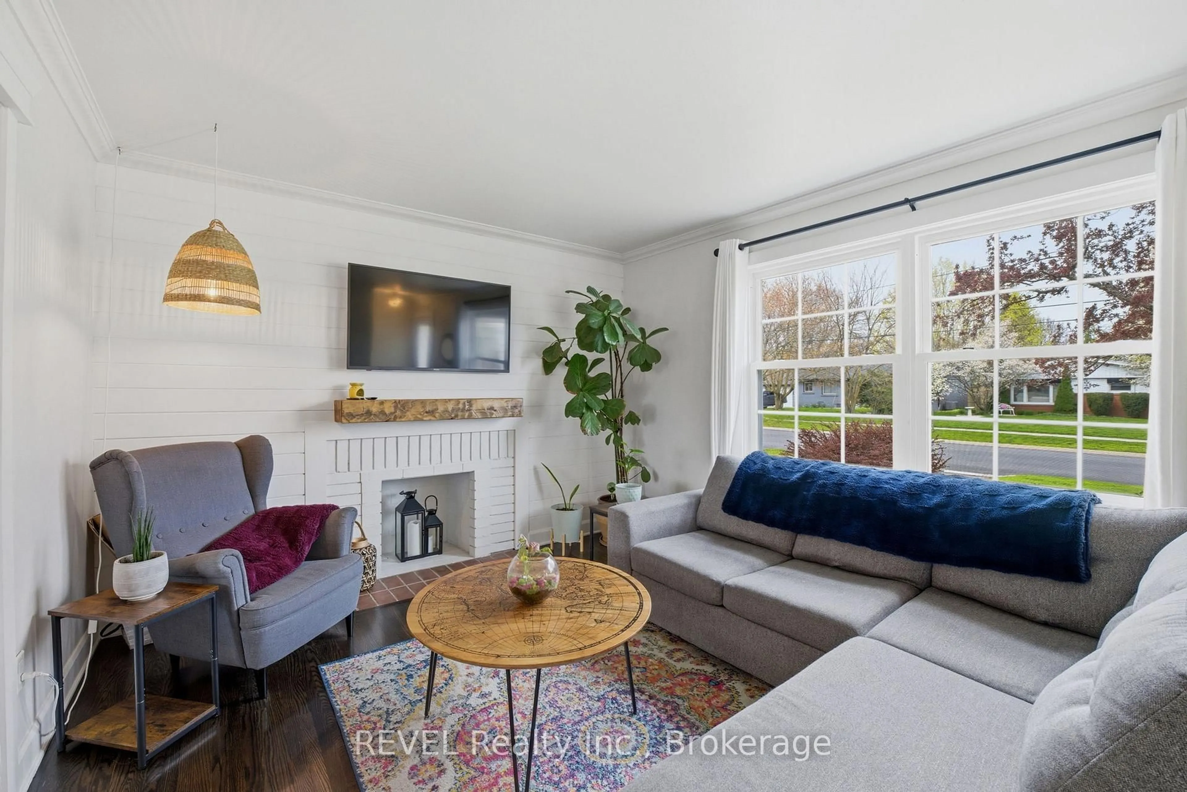 Living room with furniture, unknown for 658 Geneva St, St. Catharines Ontario L2N 2J8