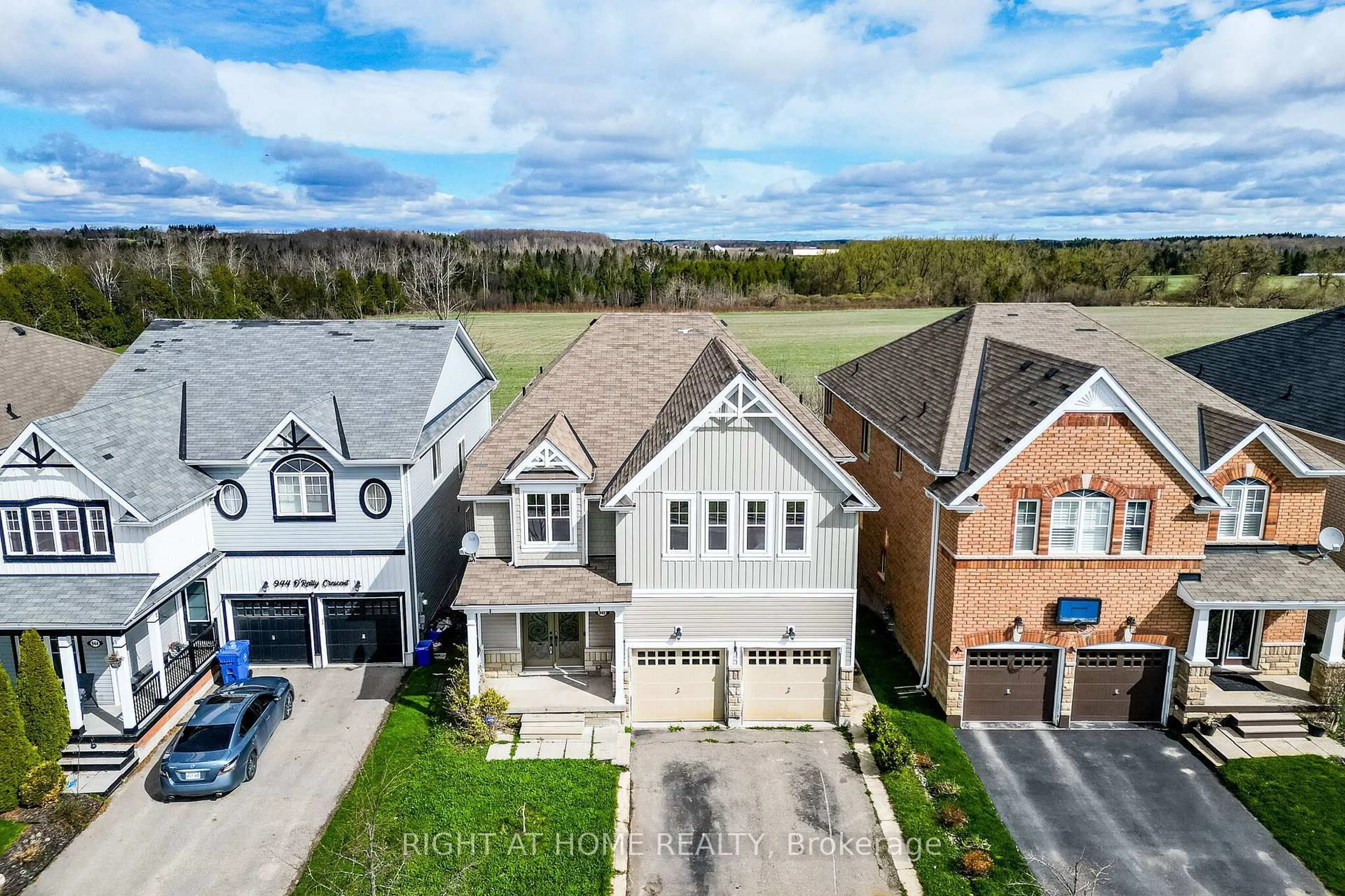 A pic from outside/outdoor area/front of a property/back of a property/a pic from drone, unknown for 940 O'reilly Cres, Shelburne Ontario L9V 2S4