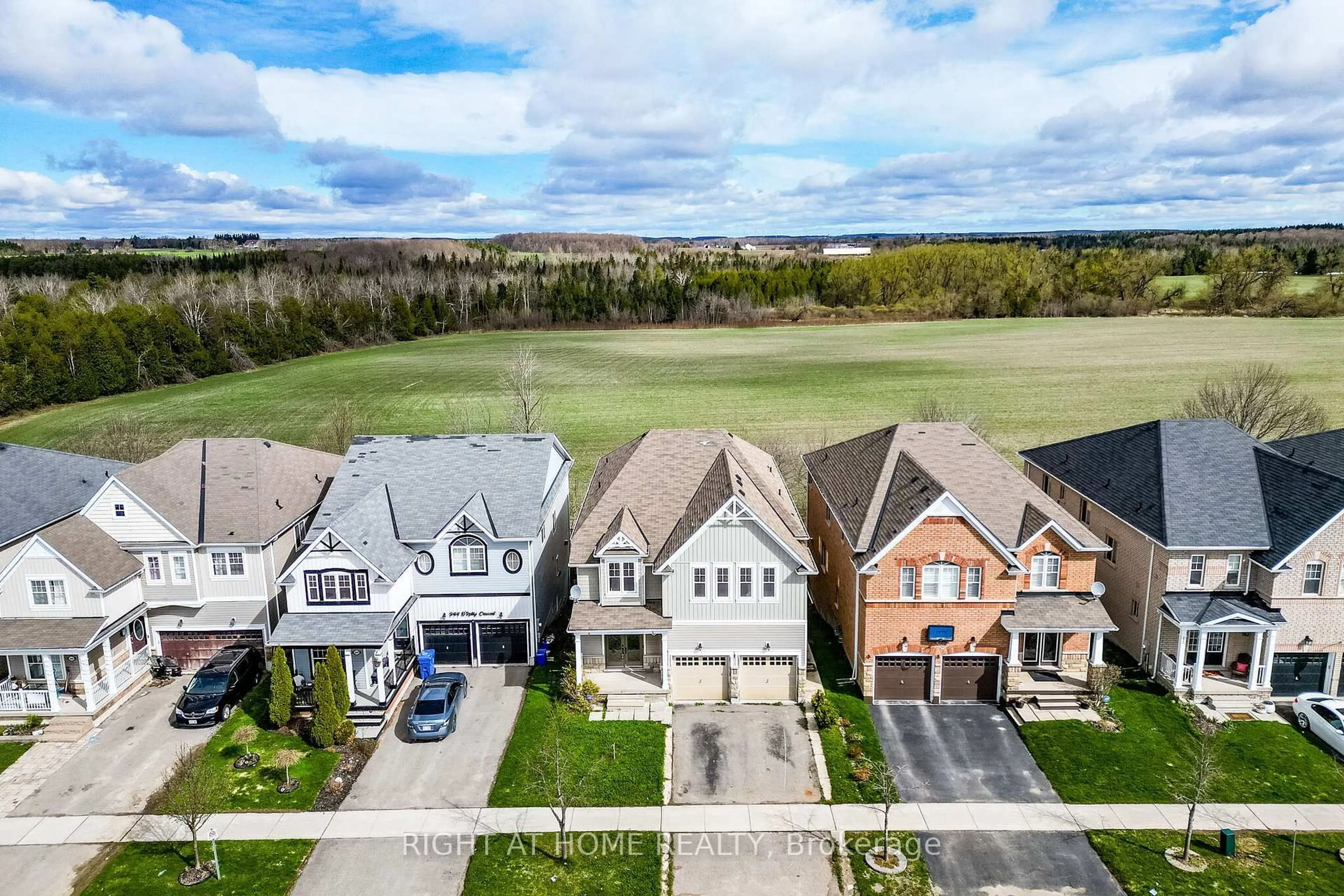 A pic from outside/outdoor area/front of a property/back of a property/a pic from drone, water/lake/river/ocean view for 940 O'reilly Cres, Shelburne Ontario L9V 2S4