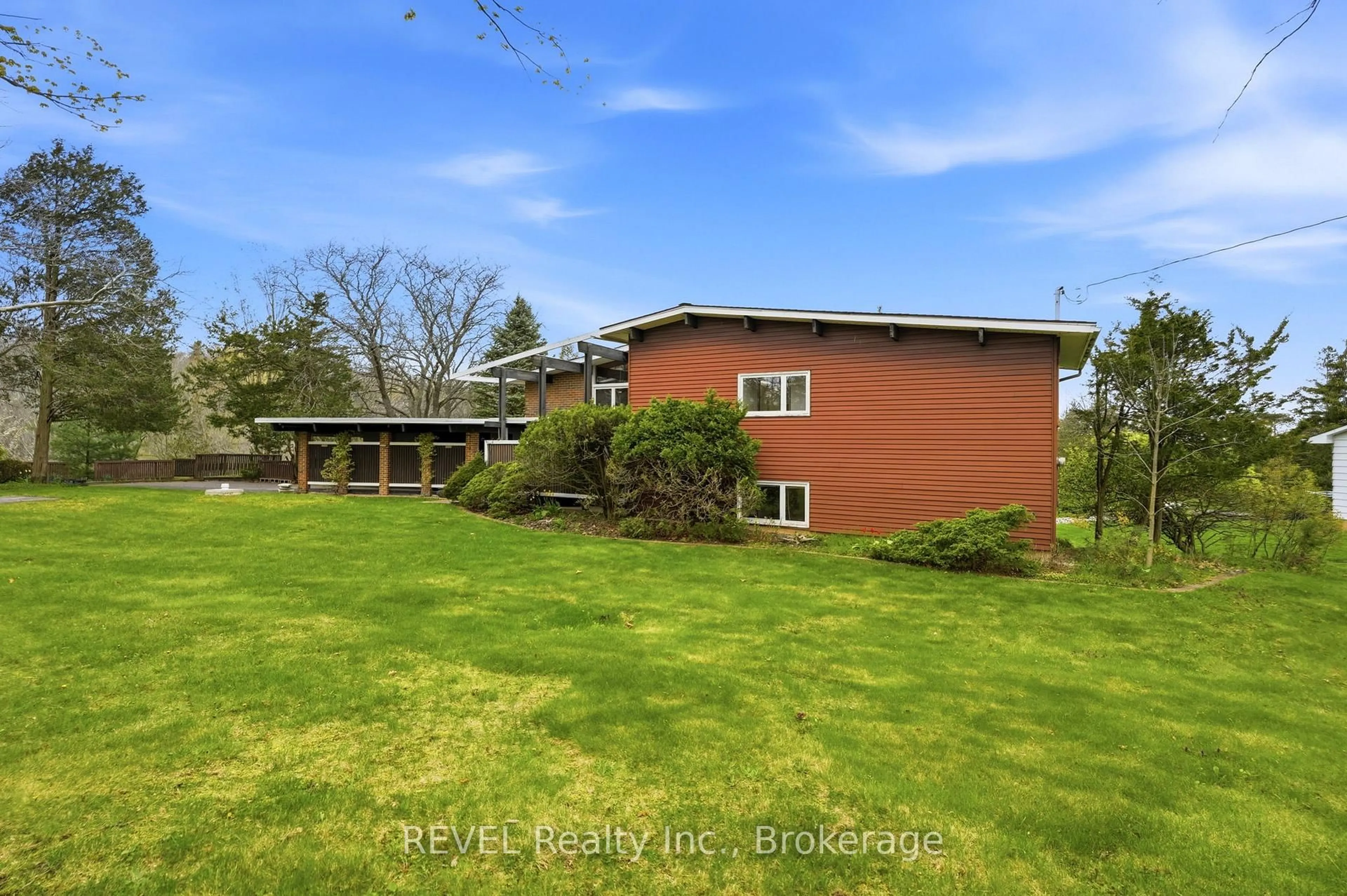 A pic from outside/outdoor area/front of a property/back of a property/a pic from drone, water/lake/river/ocean view for 3114 Ninth St, Lincoln Ontario L2R 6P7