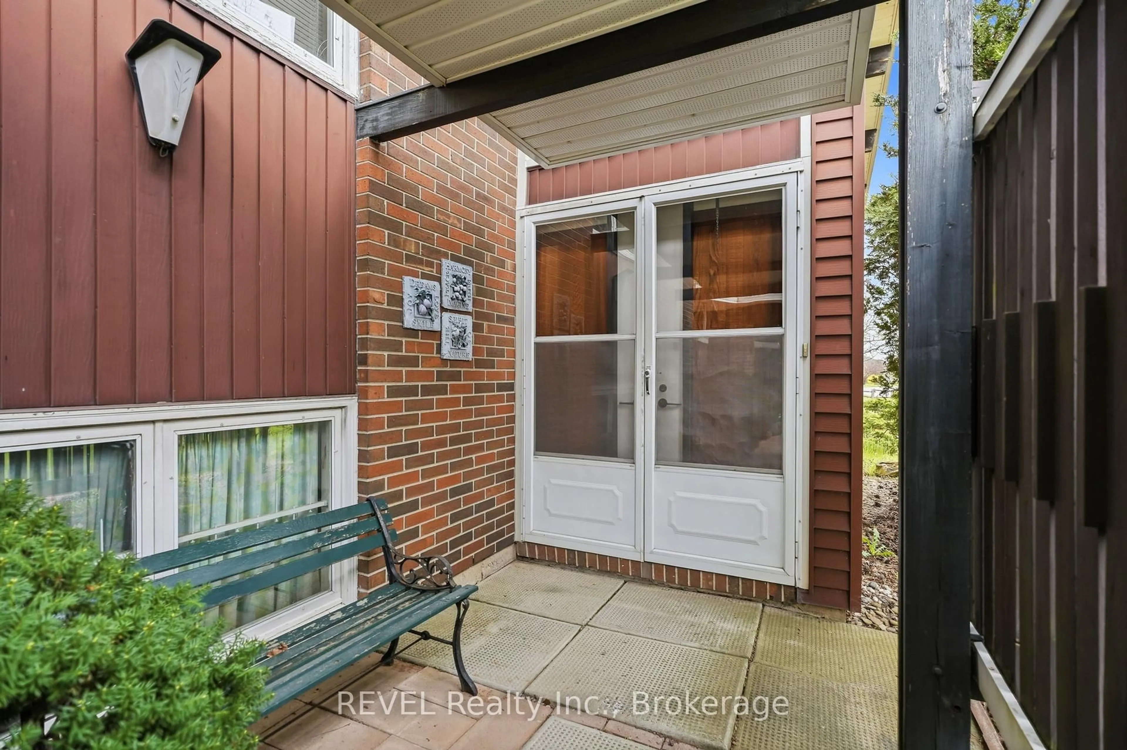 Indoor entryway for 3114 Ninth St, Lincoln Ontario L2R 6P7
