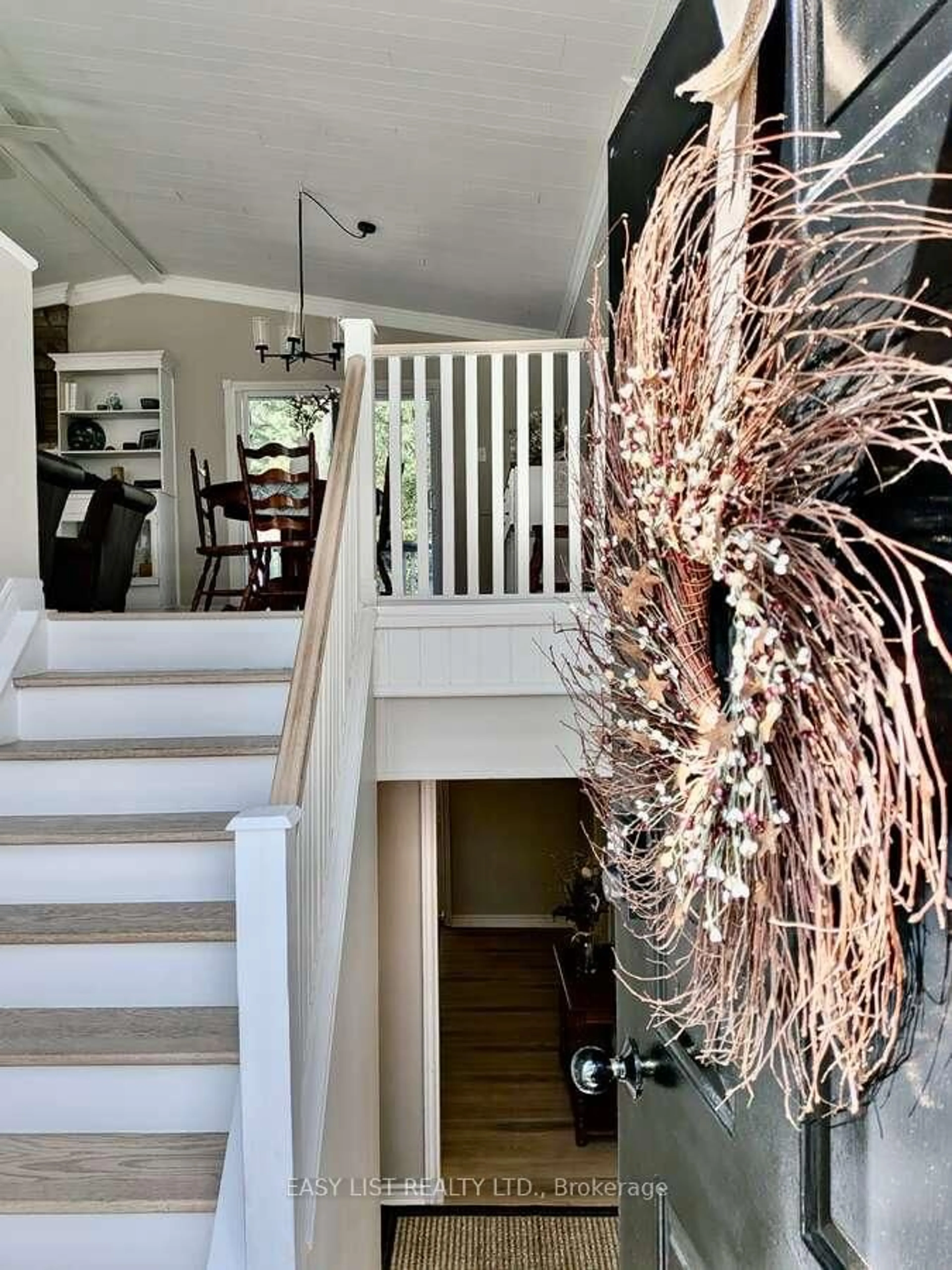 Indoor entryway for 10161 Andrea St, Lambton Shores Ontario N0M 2L0