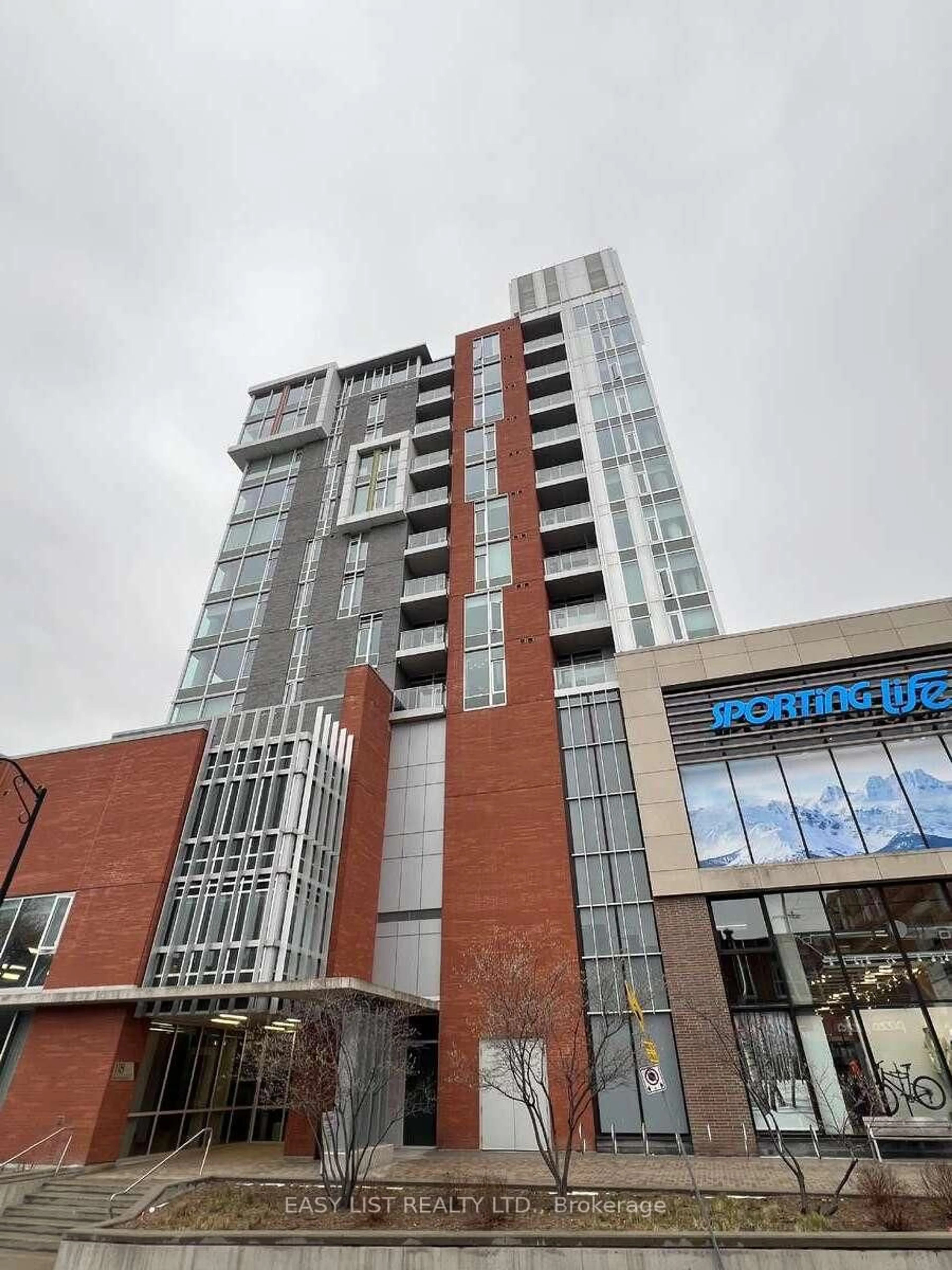 Indoor foyer for 118 Holmwood Ave #705, Ottawa Ontario K1S 5J5