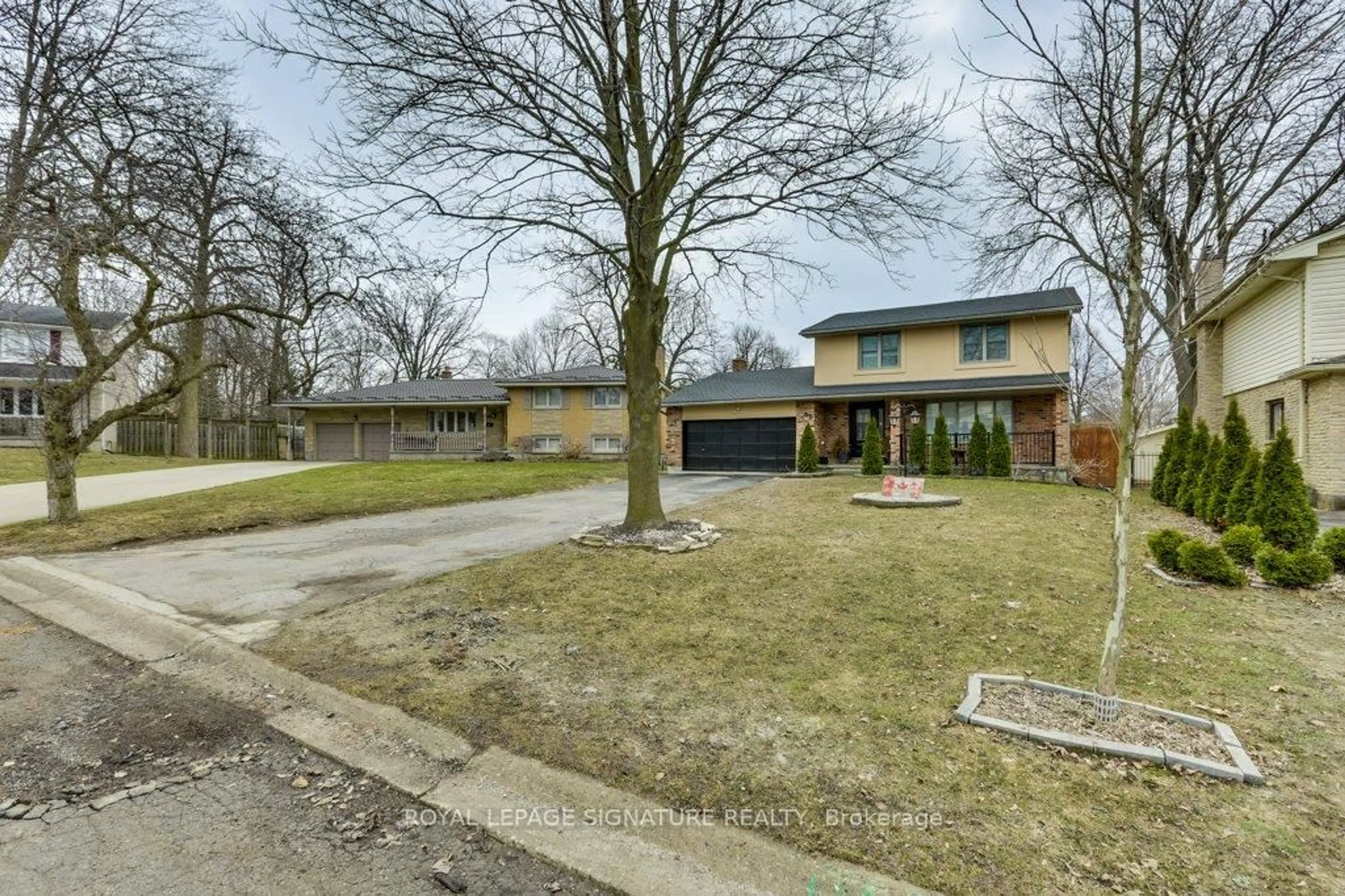 A pic from outside/outdoor area/front of a property/back of a property/a pic from drone, street for 55 Wentworth Crt, London South Ontario N6J 3W5