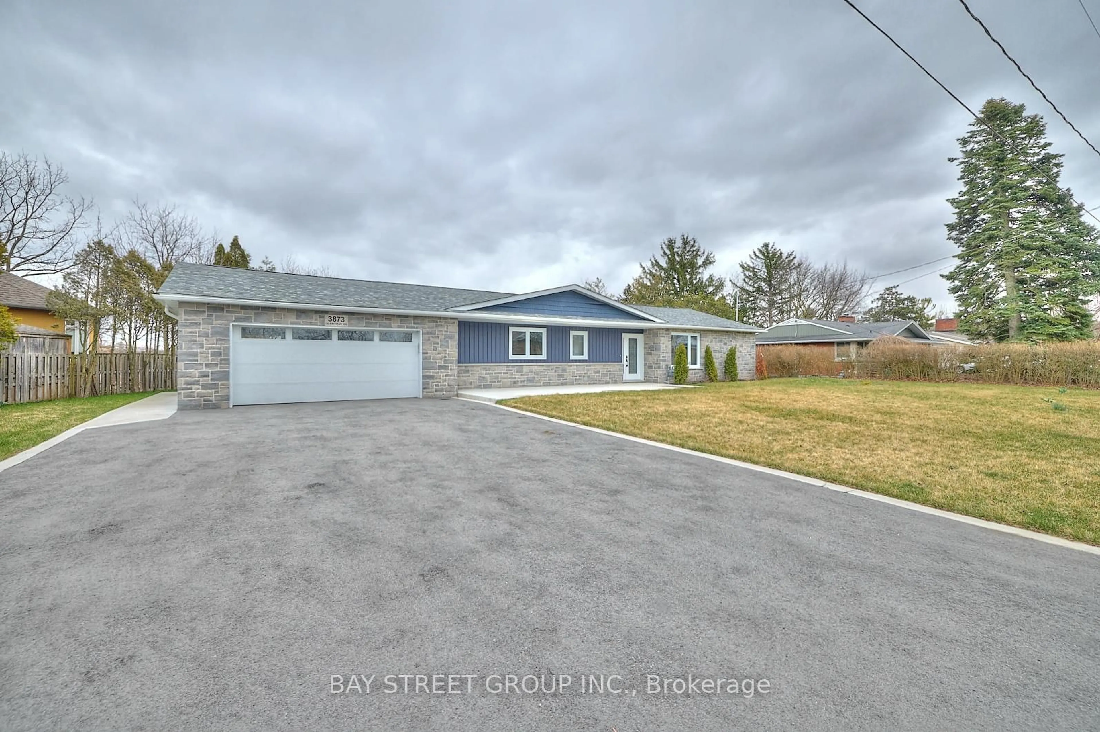 A pic from outside/outdoor area/front of a property/back of a property/a pic from drone, street for 3873 Glenview Dr, Lincoln Ontario L0R 2C0