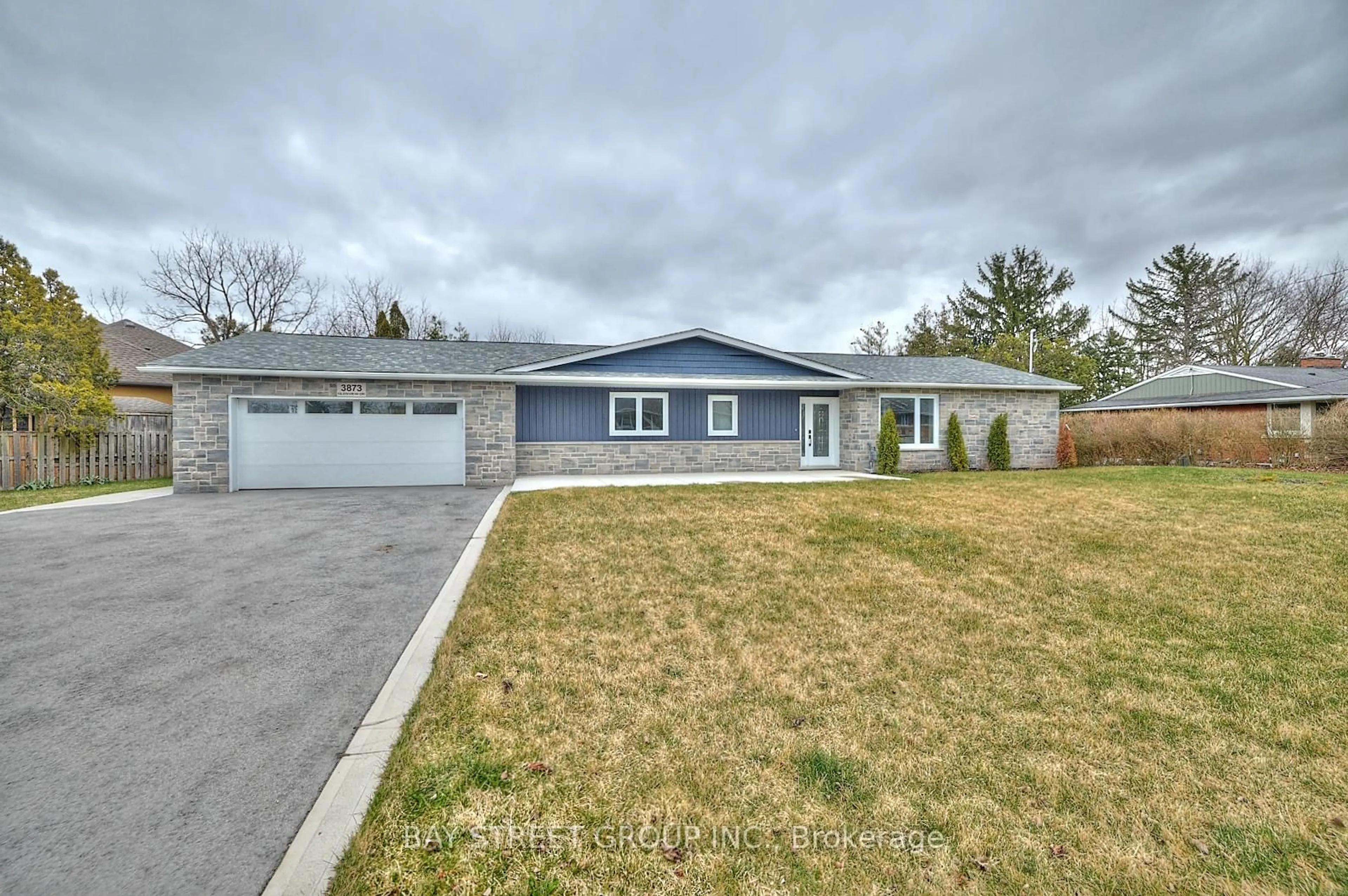 A pic from outside/outdoor area/front of a property/back of a property/a pic from drone, street for 3873 Glenview Dr, Lincoln Ontario L0R 2C0