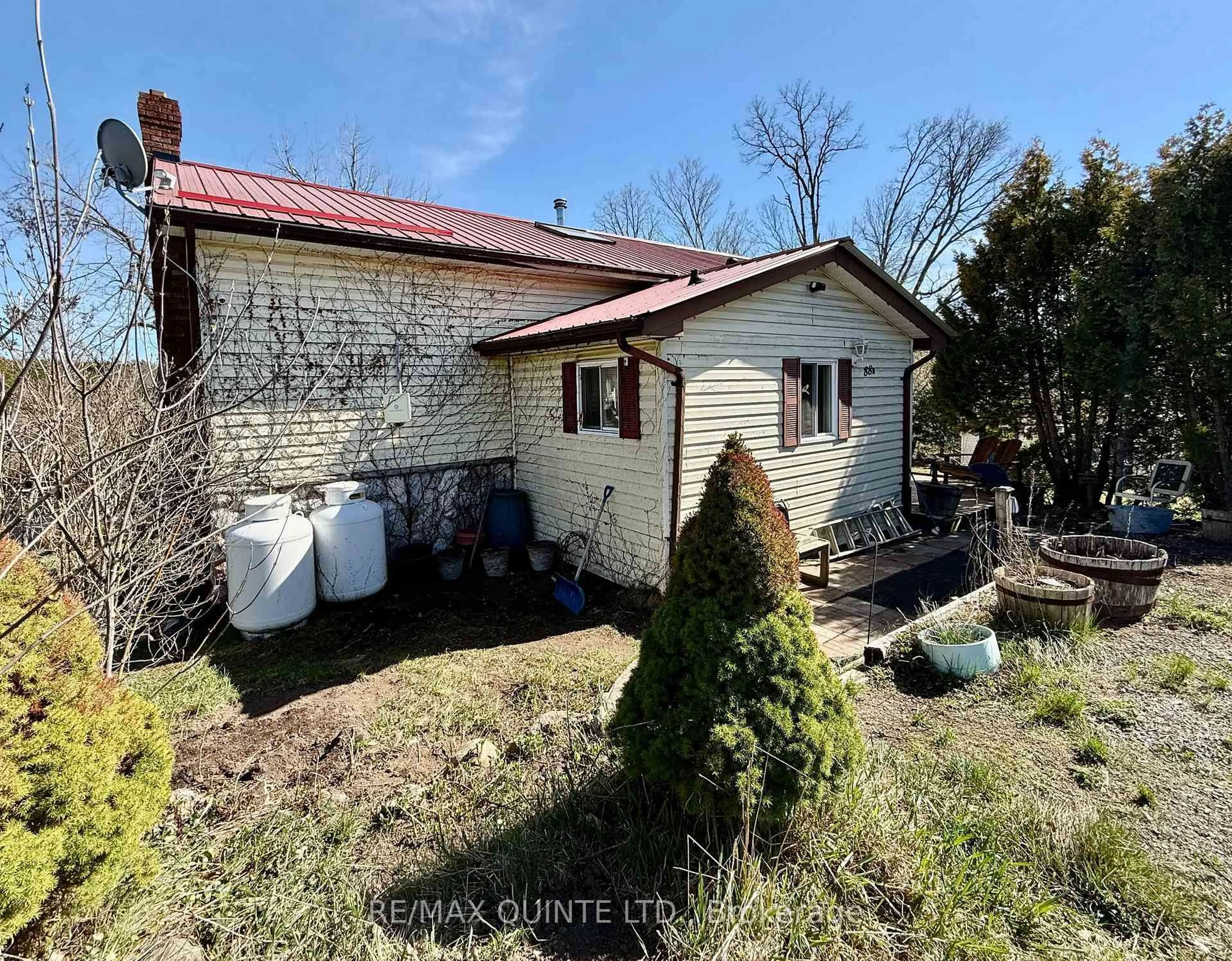 A pic from outside/outdoor area/front of a property/back of a property/a pic from drone, building for 88 Price Rd, Tweed Ontario K0K 3J0