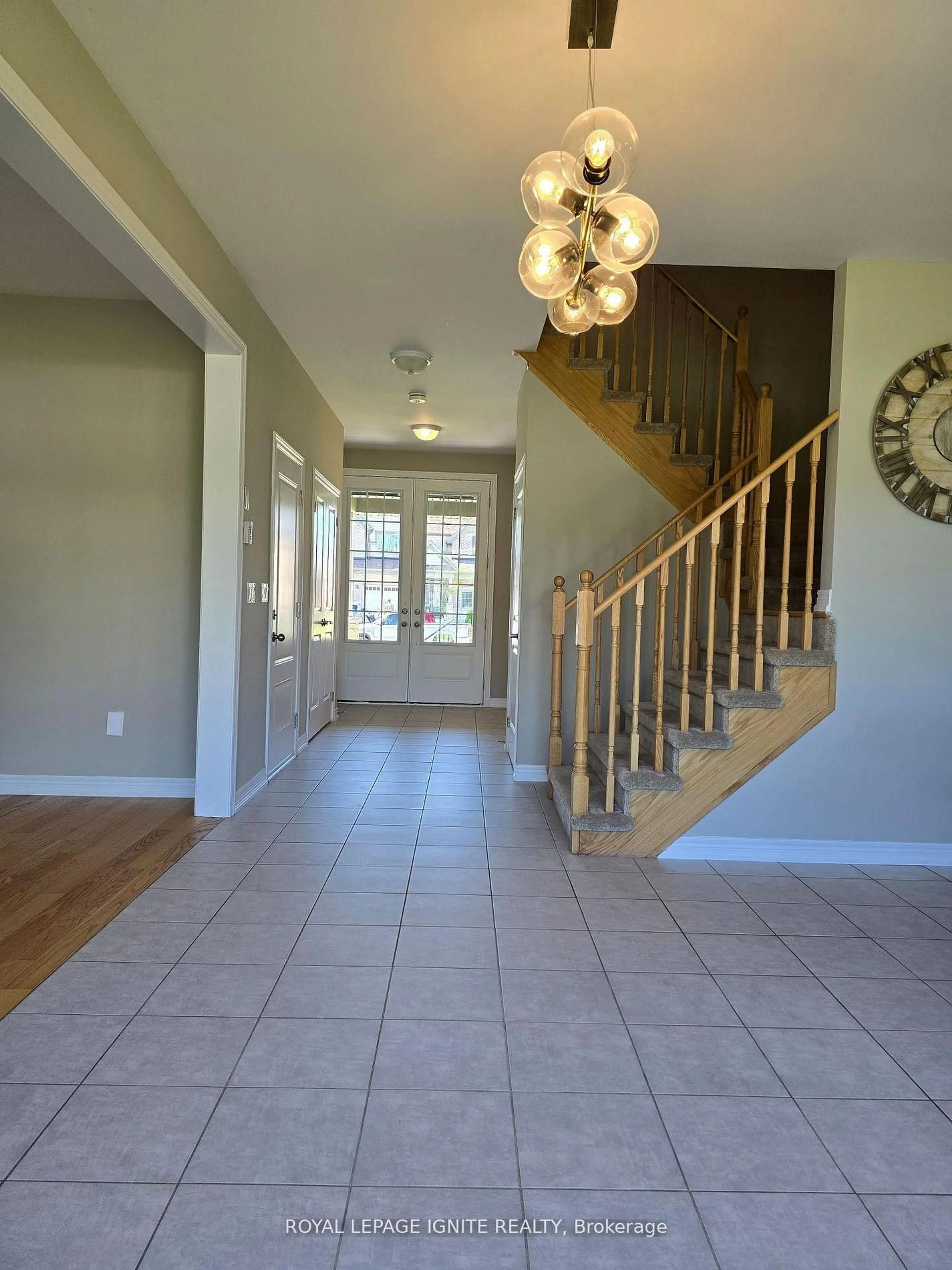 Indoor foyer for 73 Summer Breeze Dr, Quinte West Ontario K0K 1L0