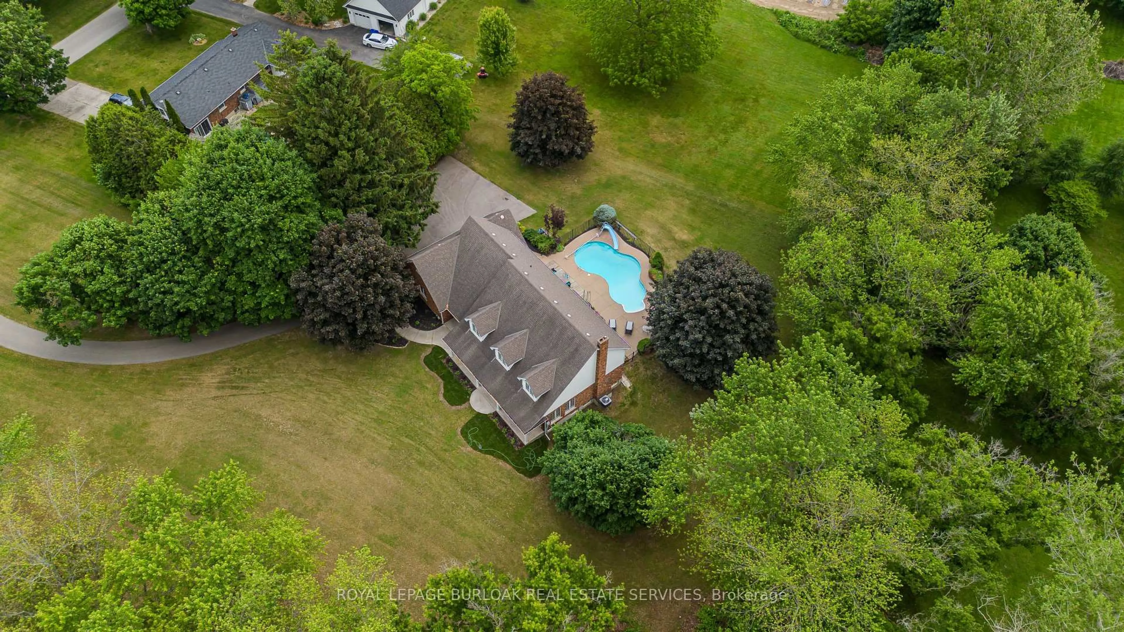 A pic from outside/outdoor area/front of a property/back of a property/a pic from drone, water/lake/river/ocean view for 331 Lanark St, Haldimand Ontario N3W 1G3