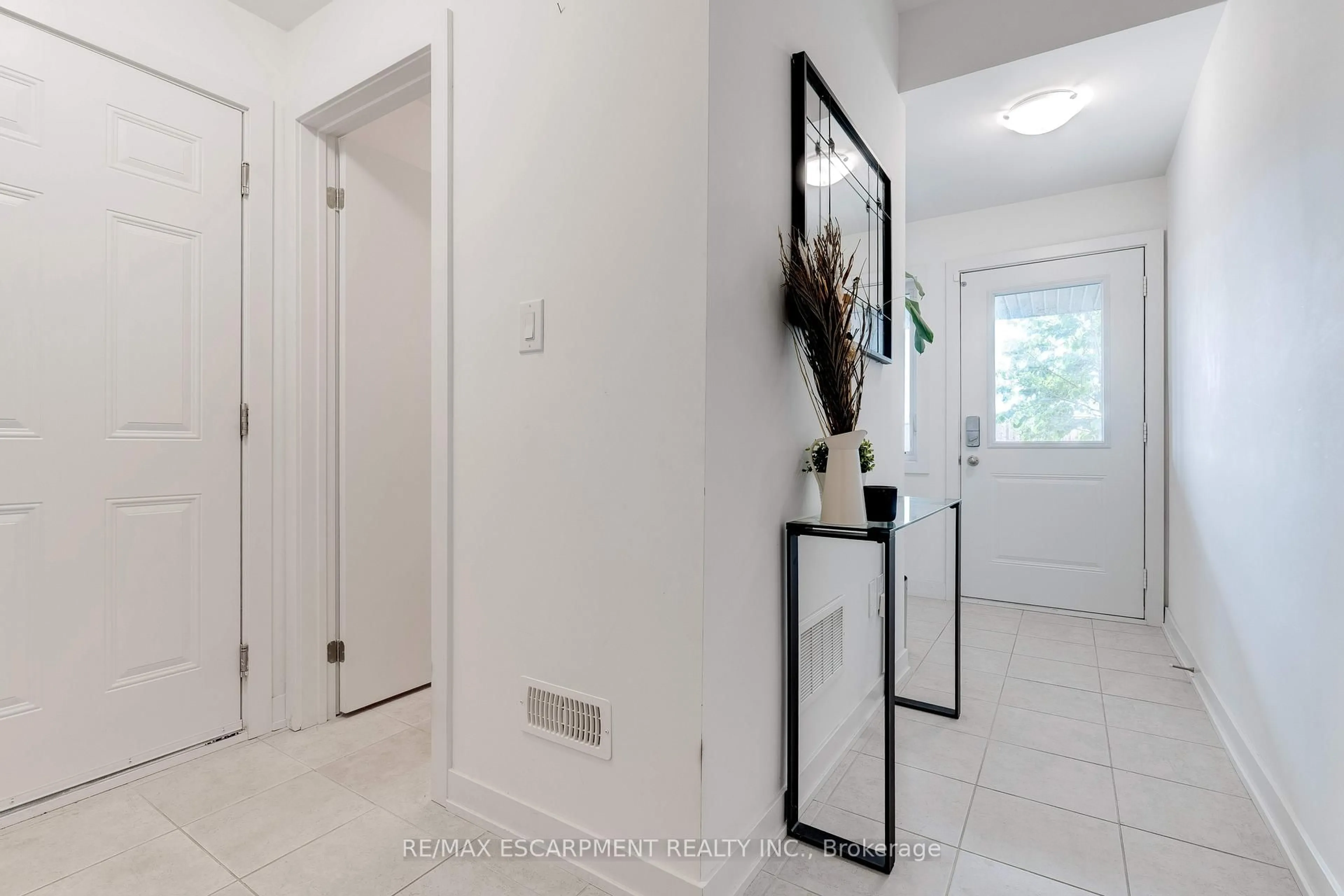Indoor entryway for 590 NORTH SERVICE Rd #46, Hamilton Ontario L8E 5A6