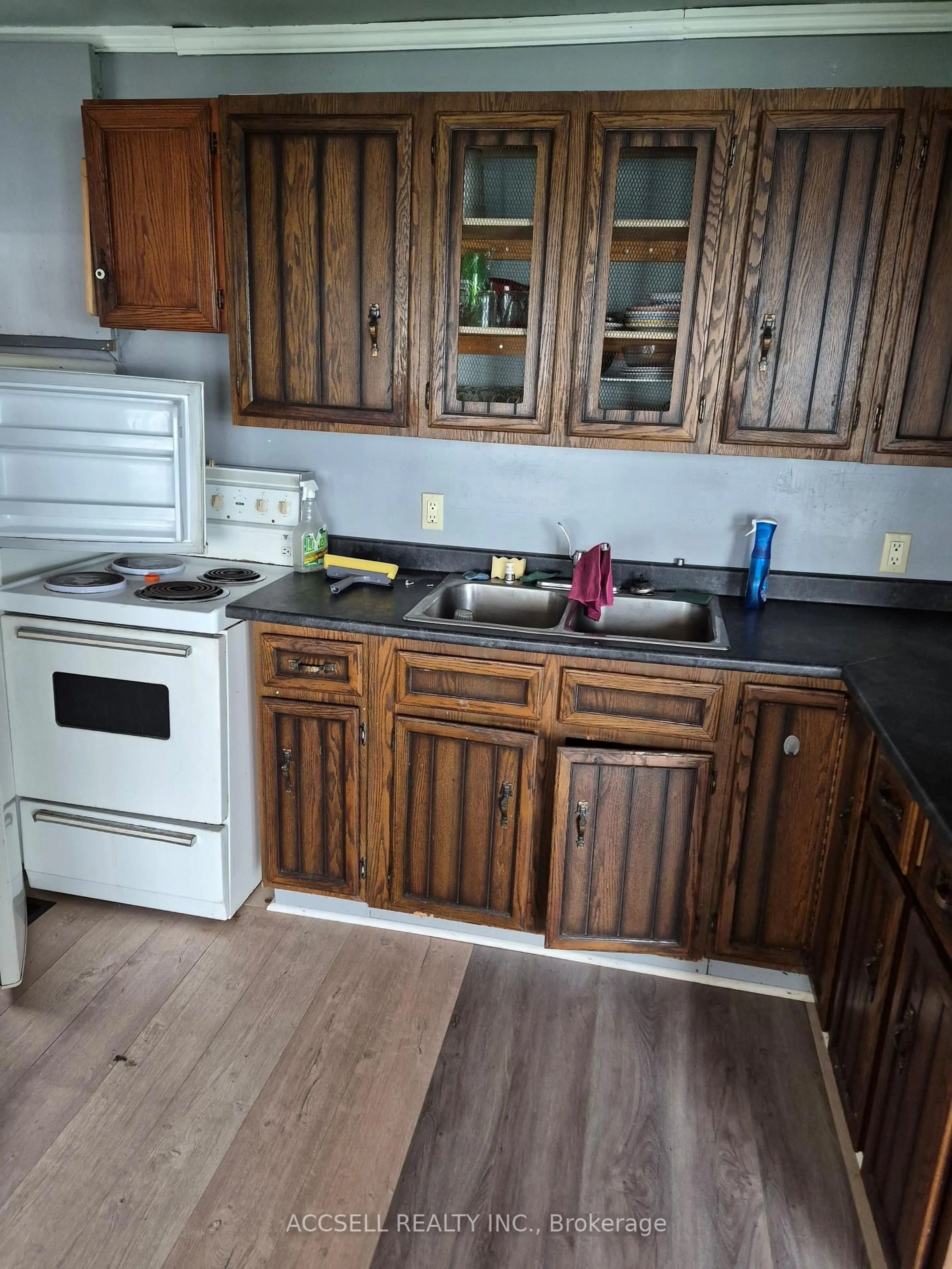Standard kitchen, wood/laminate floor for 3053 St Clair Pkwy, Out of Area Ontario N0P 2H0