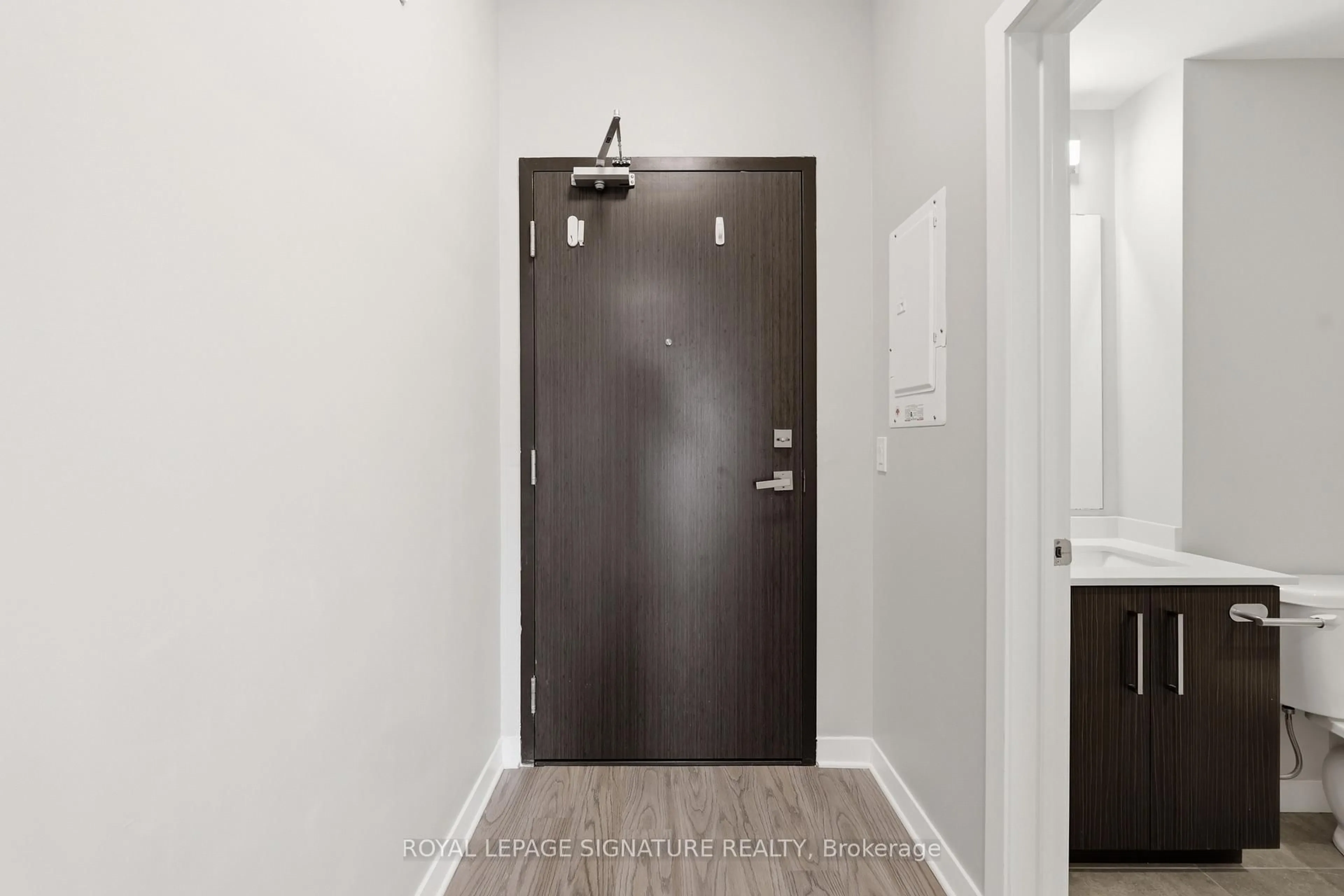 Indoor entryway for 15 Queen St #1103, Hamilton Ontario L8P 0C6