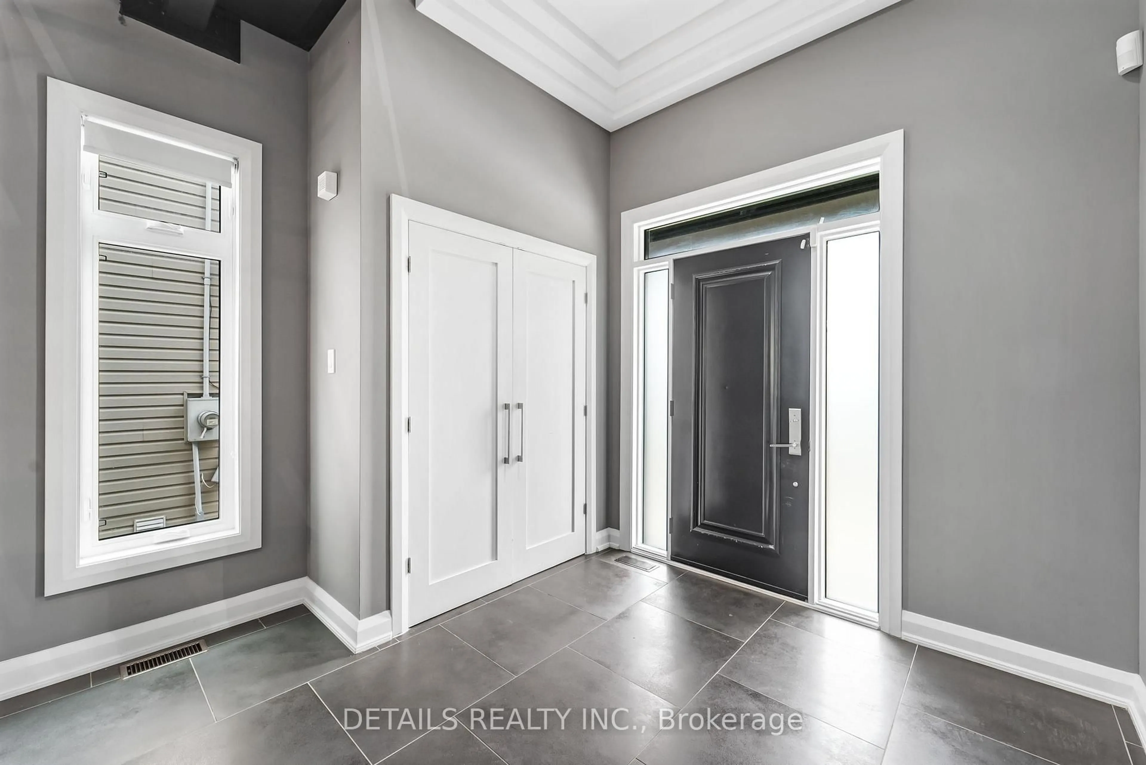 Indoor entryway for 71 Eleanor Dr, Ottawa Ontario K2E 6A1