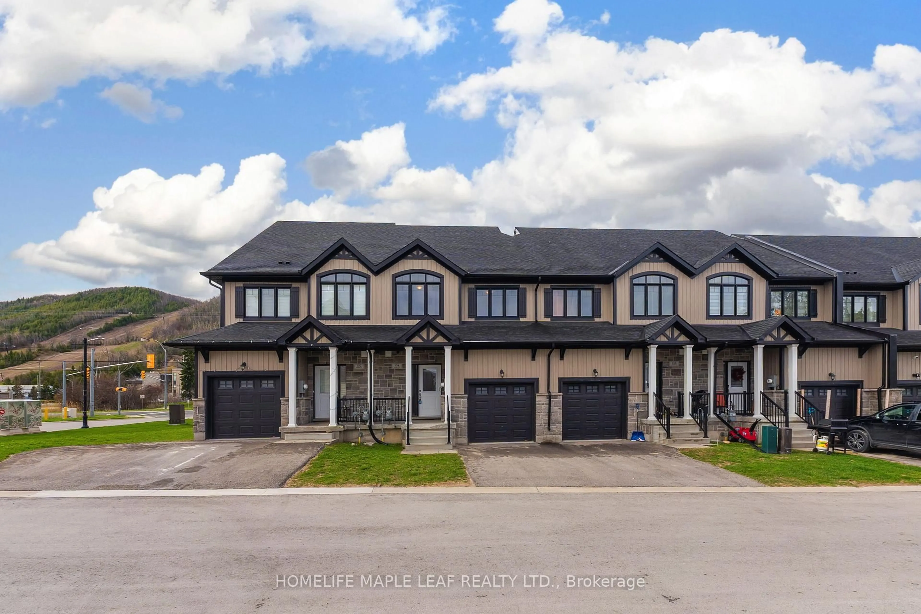 A pic from outside/outdoor area/front of a property/back of a property/a pic from drone, street for 104 Delphi Crt, Blue Mountains Ontario N0H 1J0