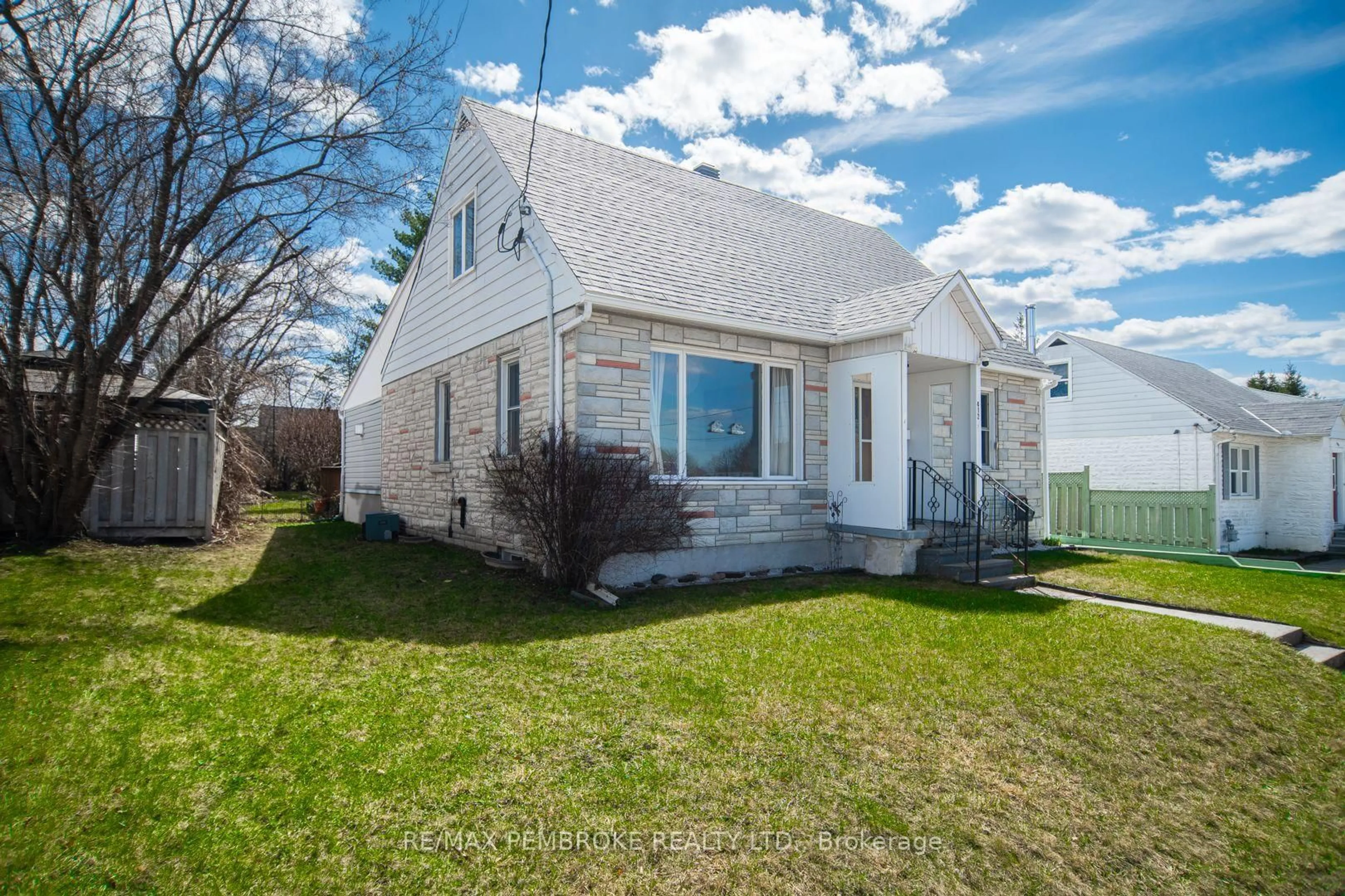 A pic from outside/outdoor area/front of a property/back of a property/a pic from drone, street for 412 Alfred St, Pembroke Ontario K8A 3B4