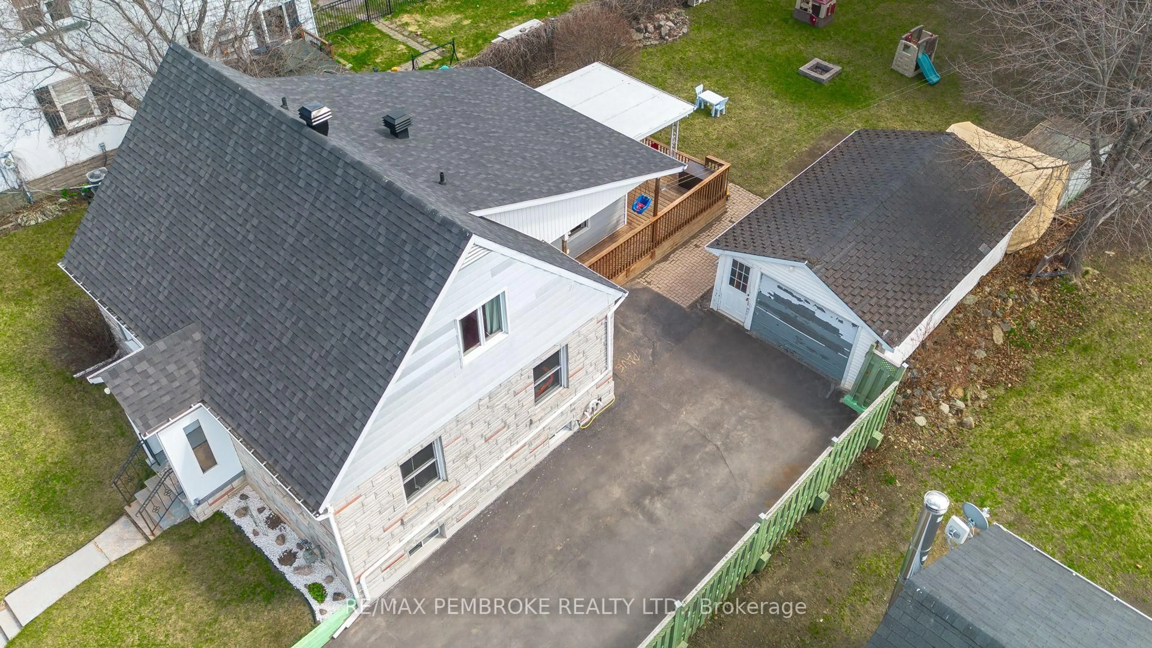 A pic from outside/outdoor area/front of a property/back of a property/a pic from drone, building for 412 Alfred St, Pembroke Ontario K8A 3B4
