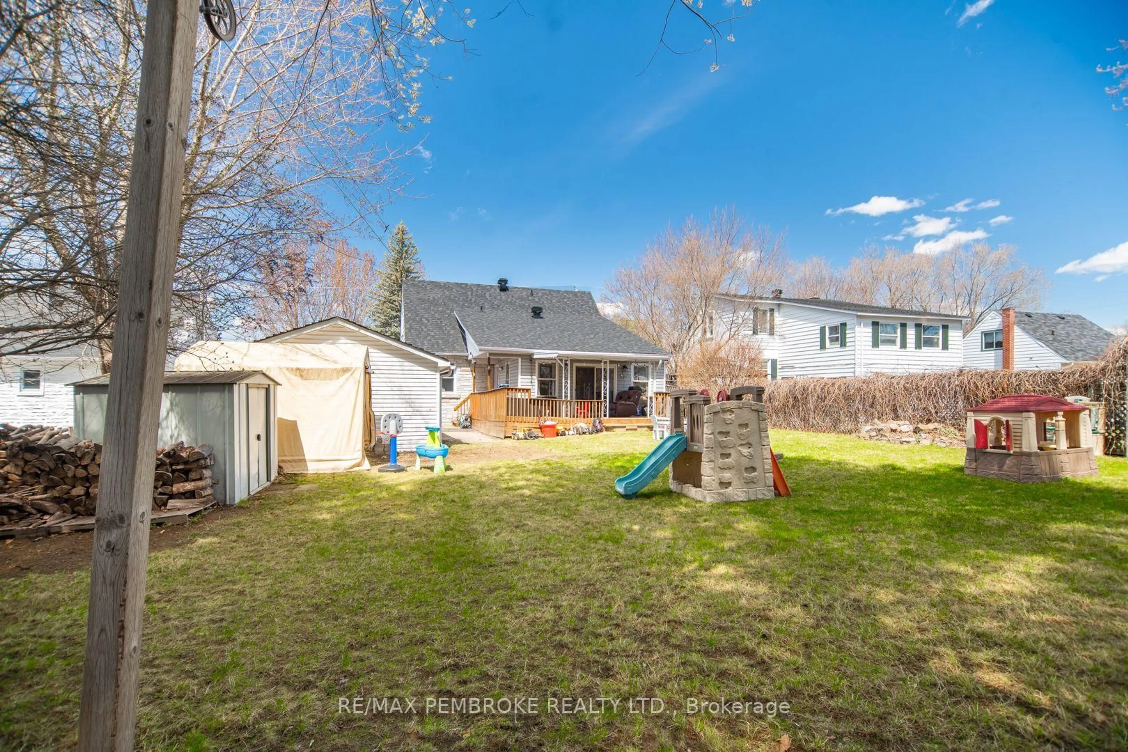 A pic from outside/outdoor area/front of a property/back of a property/a pic from drone, unknown for 412 Alfred St, Pembroke Ontario K8A 3B4