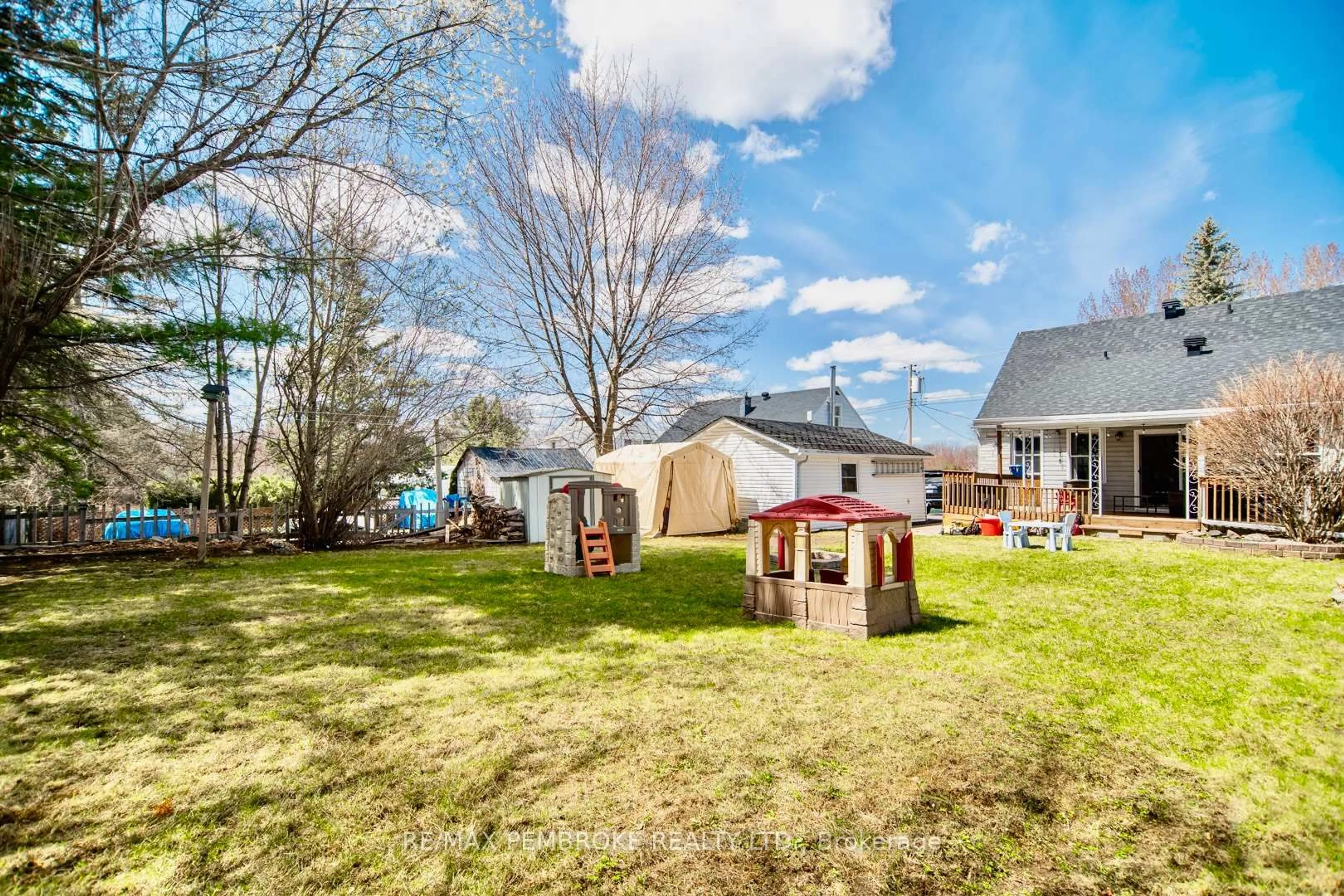 Unknown for 412 Alfred St, Pembroke Ontario K8A 3B4