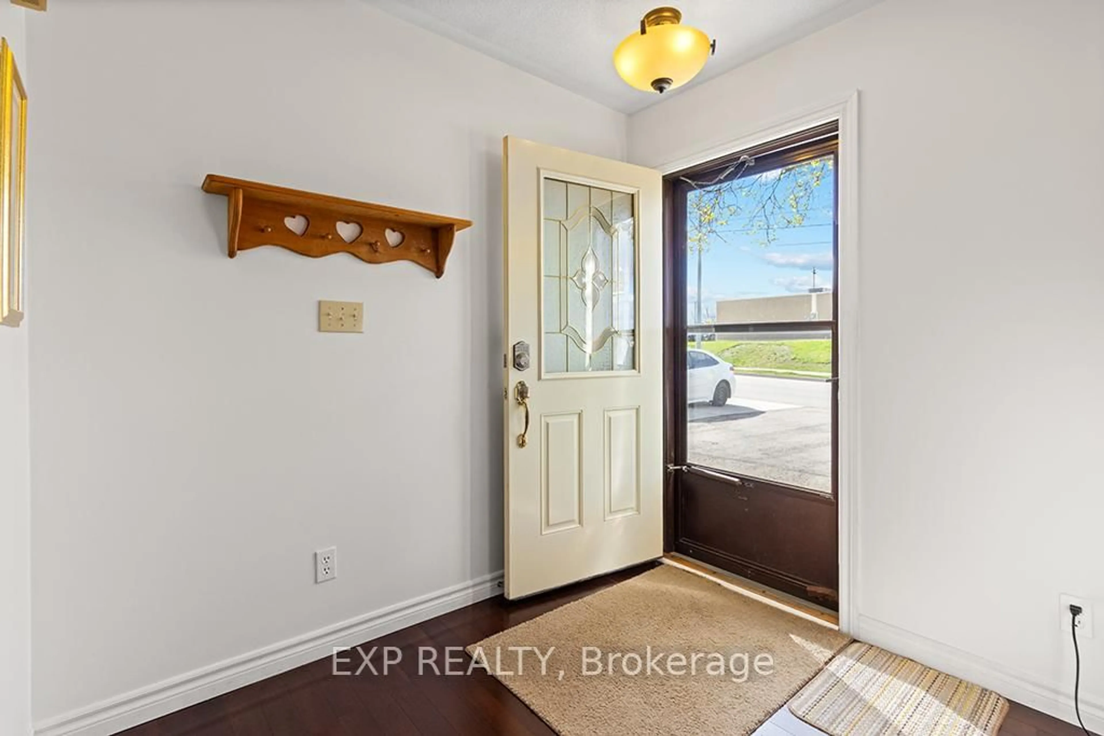 Indoor entryway for 704 11th St, Hanover Ontario N4N 3J4