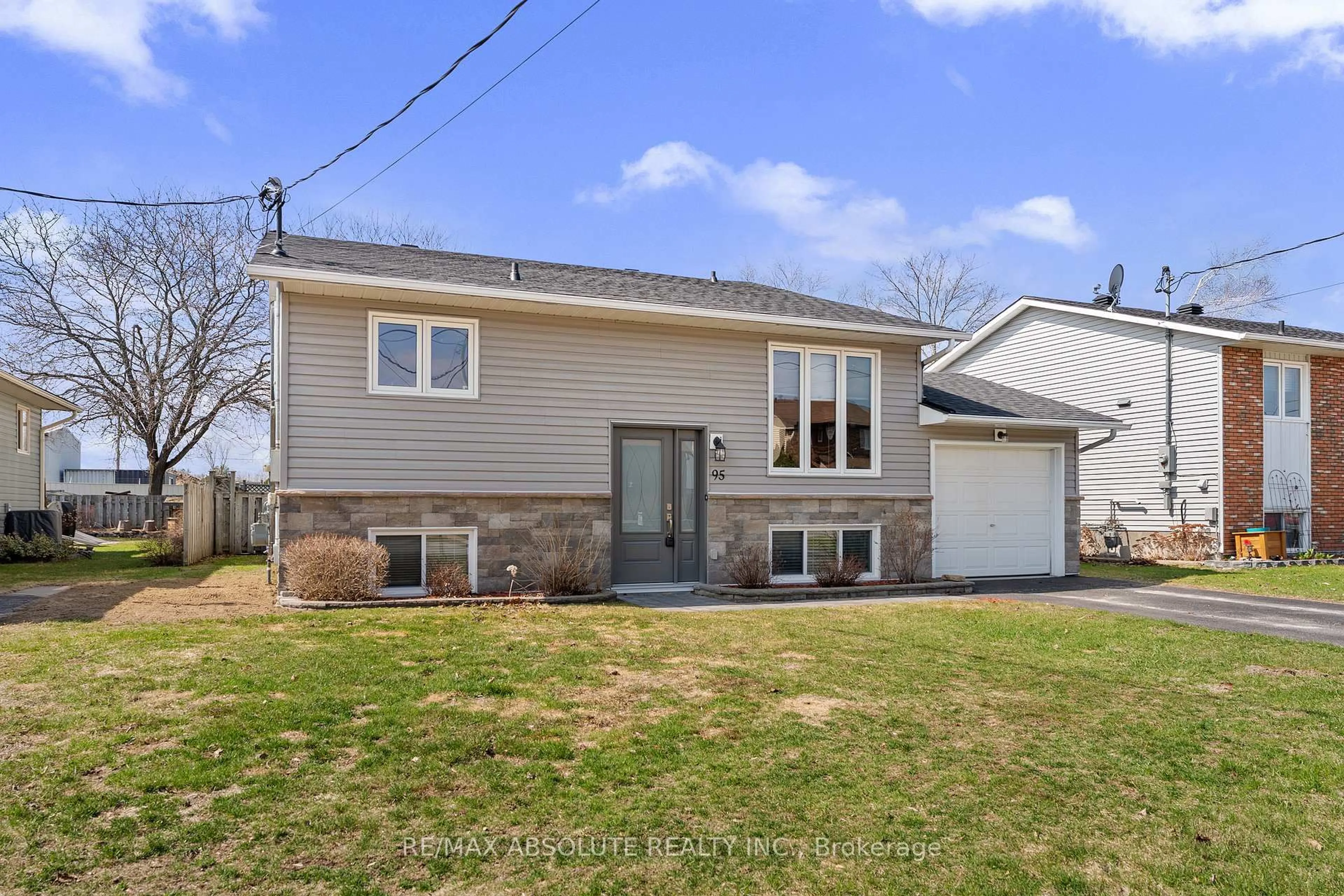Home with vinyl exterior material, street for 95 Seventh Ave, Arnprior Ontario K7S 3S8