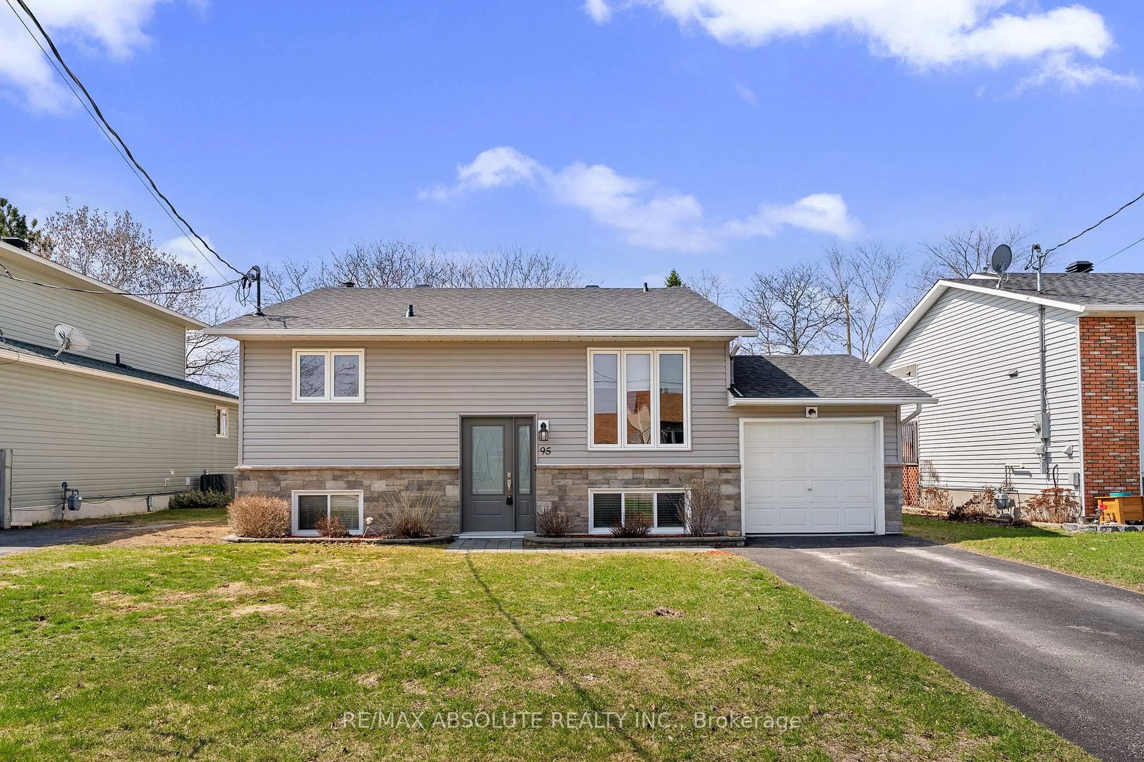 Home with vinyl exterior material, street for 95 Seventh Ave, Arnprior Ontario K7S 3S8