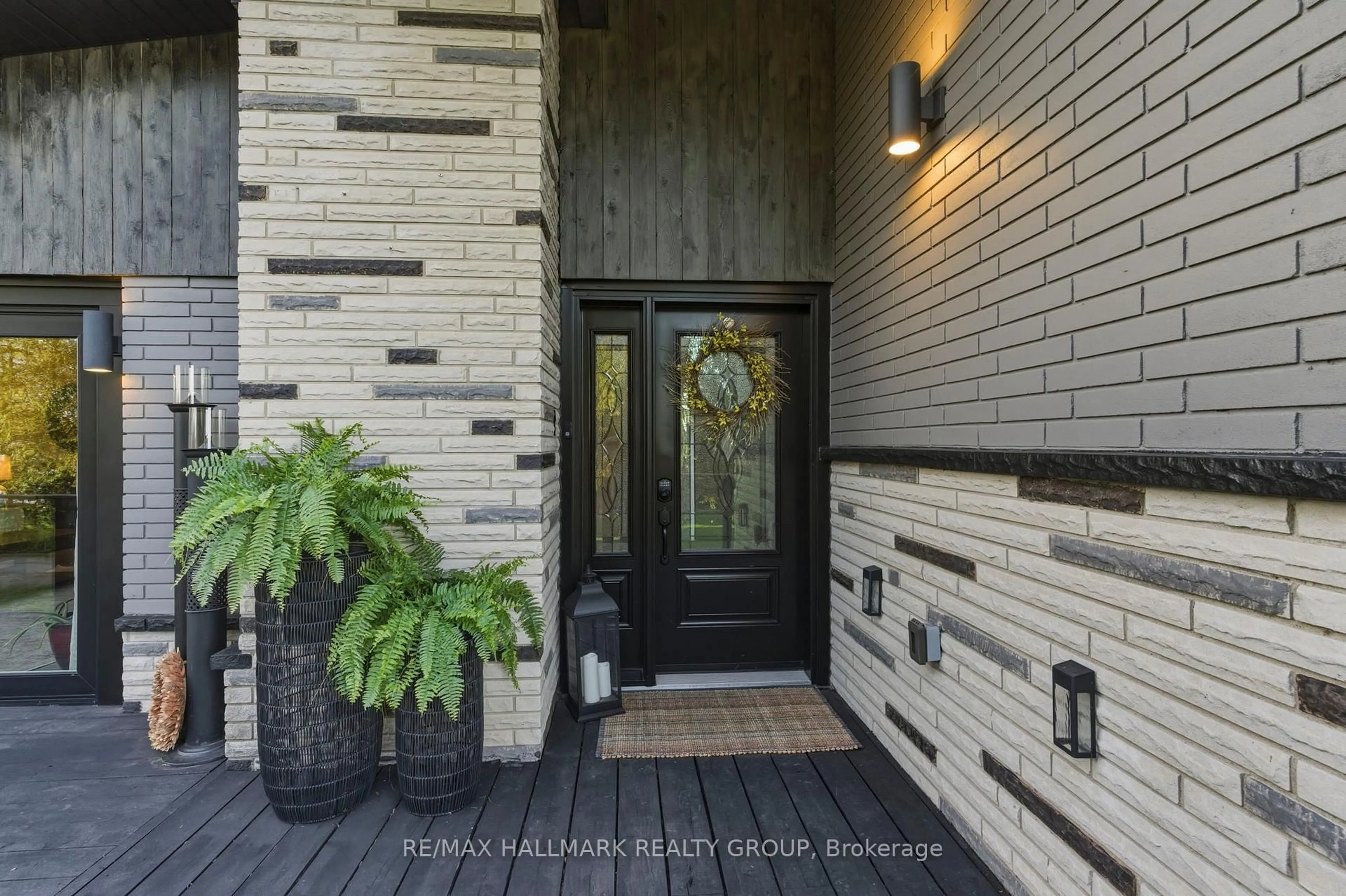 Indoor entryway for 1110 Keeler Terr, Augusta Ontario K6V 5T1