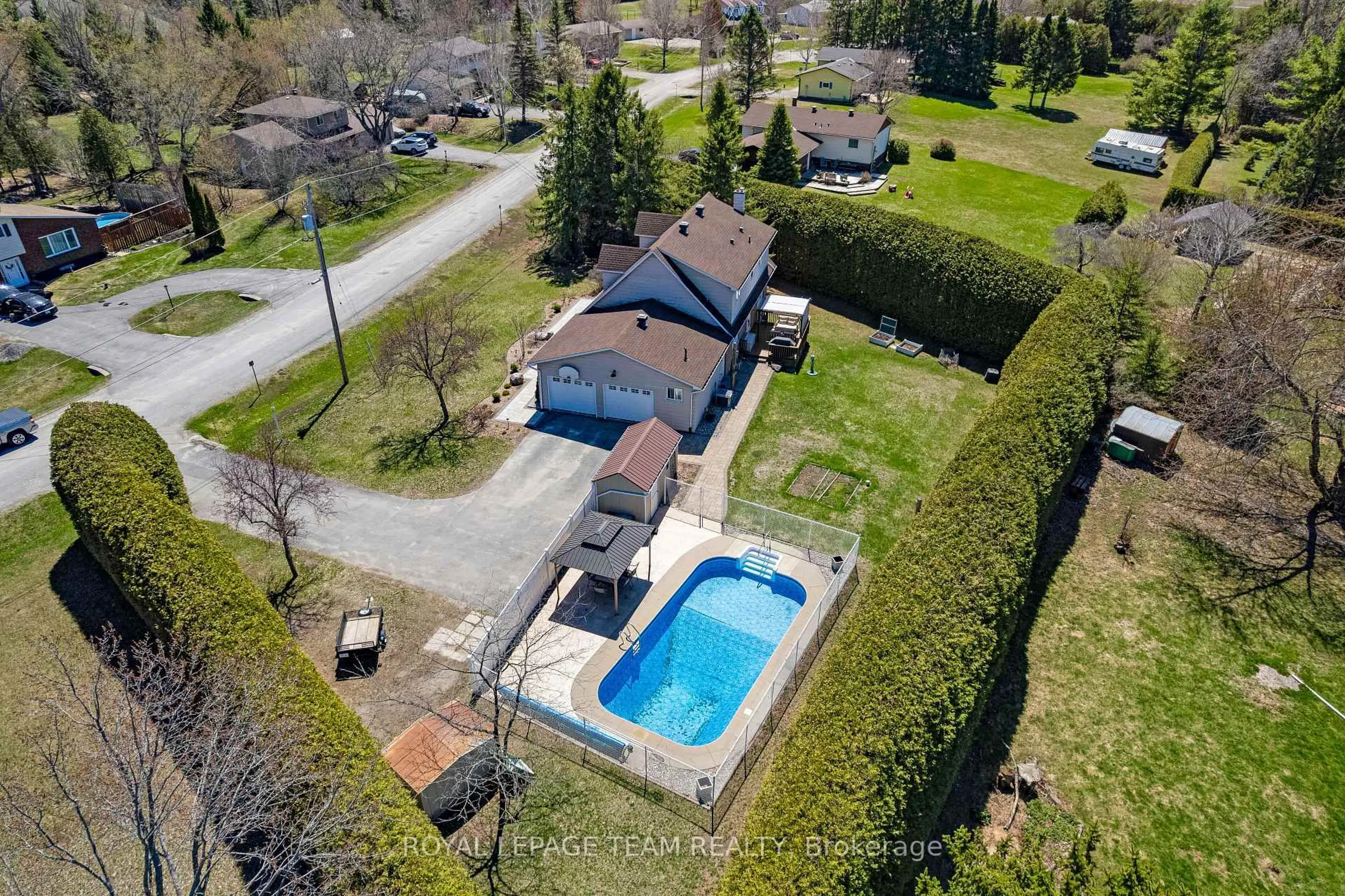A pic from outside/outdoor area/front of a property/back of a property/a pic from drone, street for 28 Cranberry Cres, North Grenville Ontario K0G 1J0