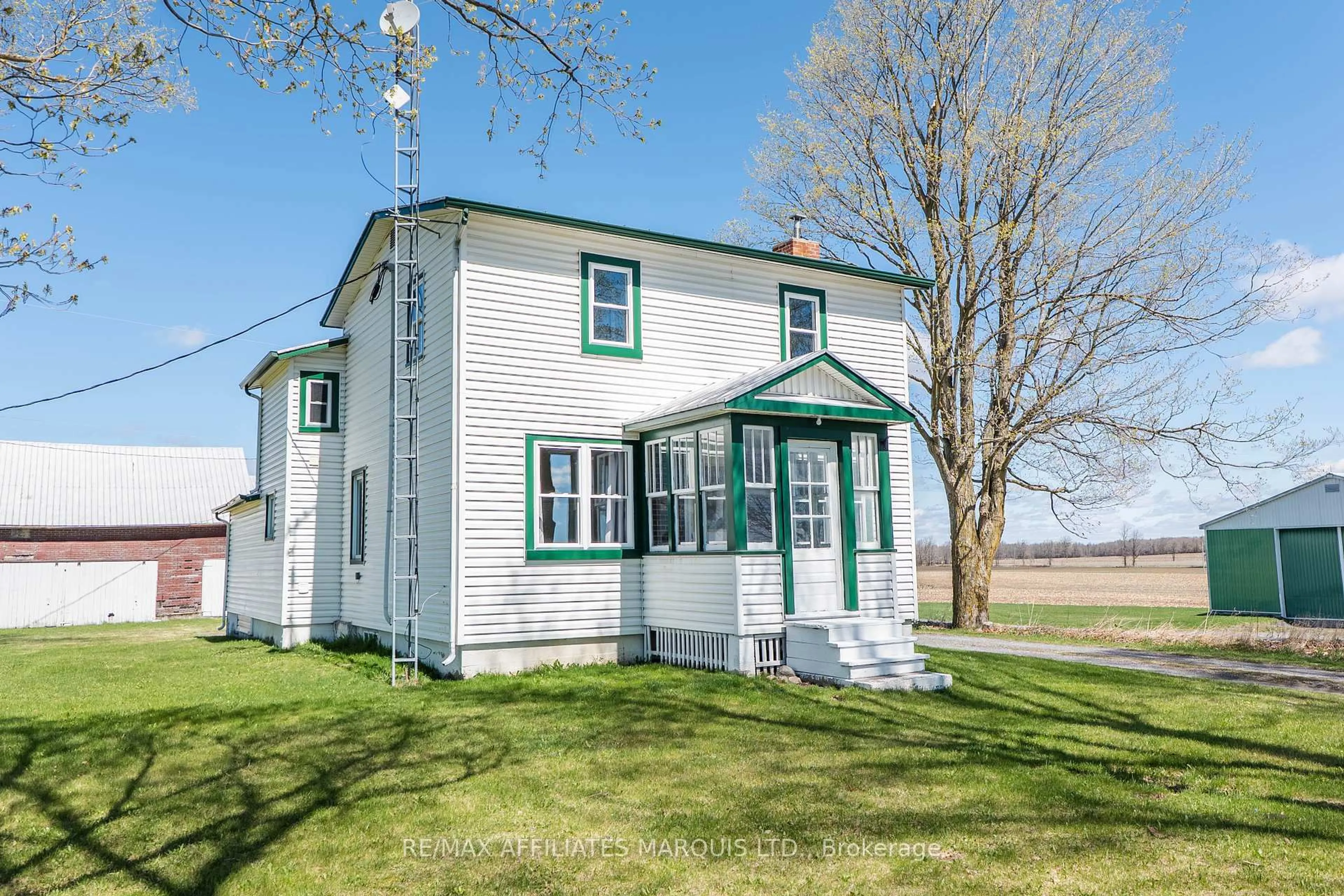 Home with vinyl exterior material, building for 21495 Brodie Rd, North Glengarry Ontario K0B 1E0