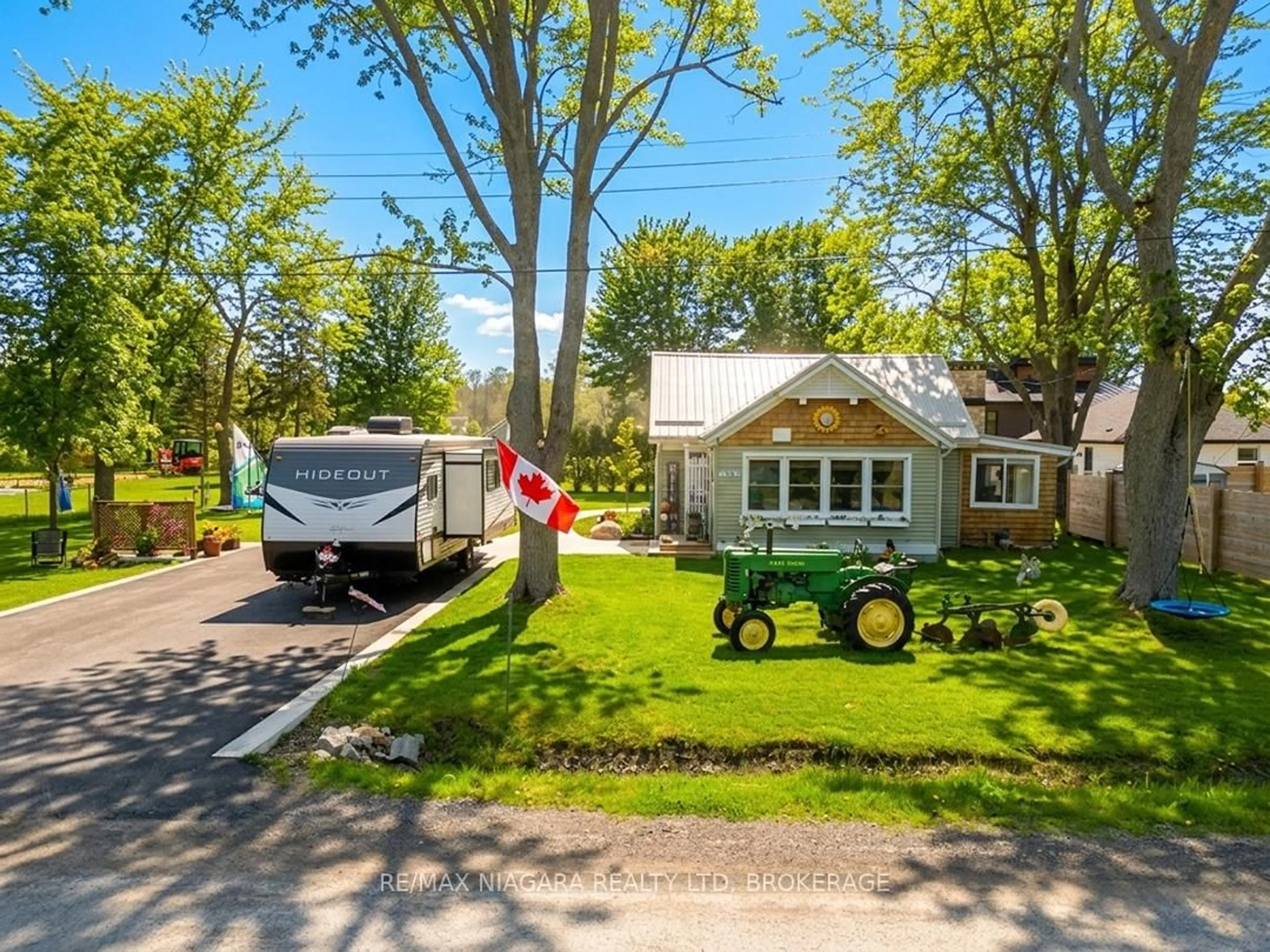 A pic from outside/outdoor area/front of a property/back of a property/a pic from drone, street for 3412 Locust St, Port Colborne Ontario L3K 5V3