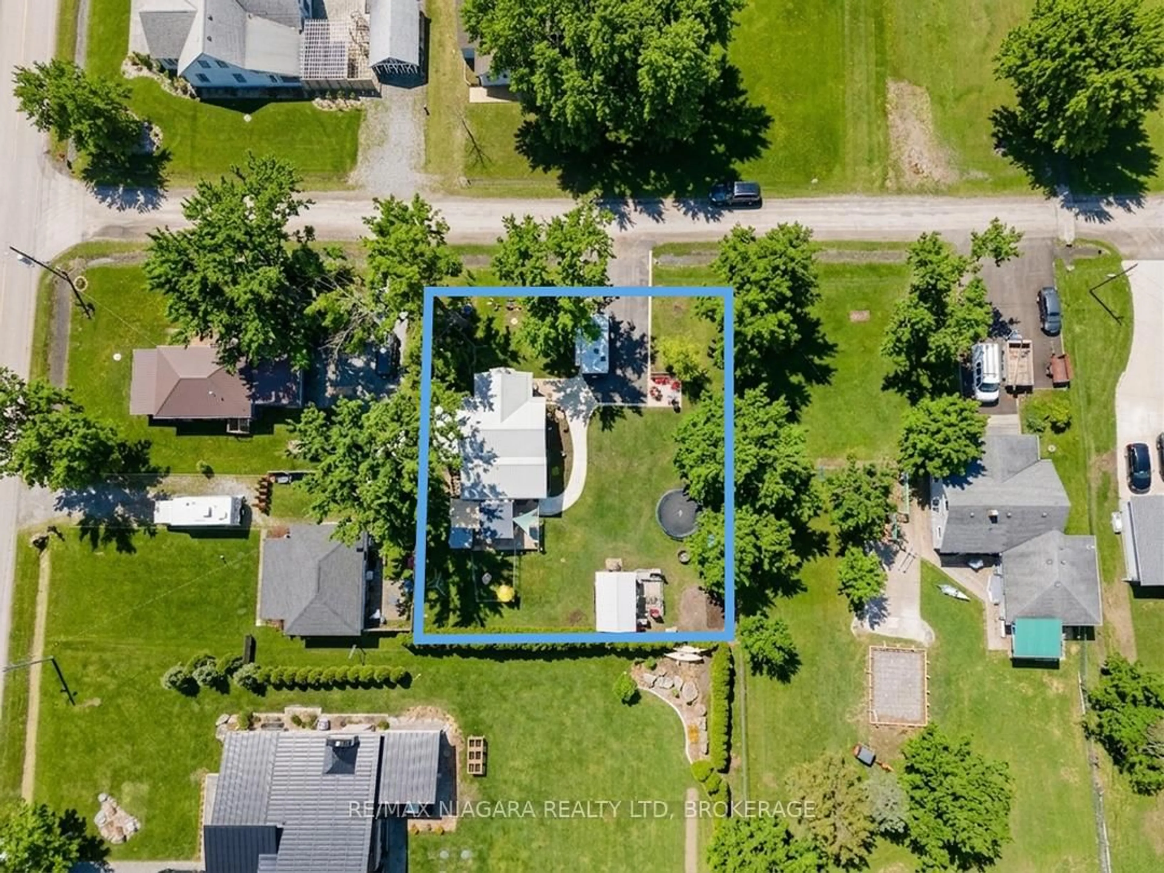 A pic from outside/outdoor area/front of a property/back of a property/a pic from drone, street for 3412 Locust St, Port Colborne Ontario L3K 5V3