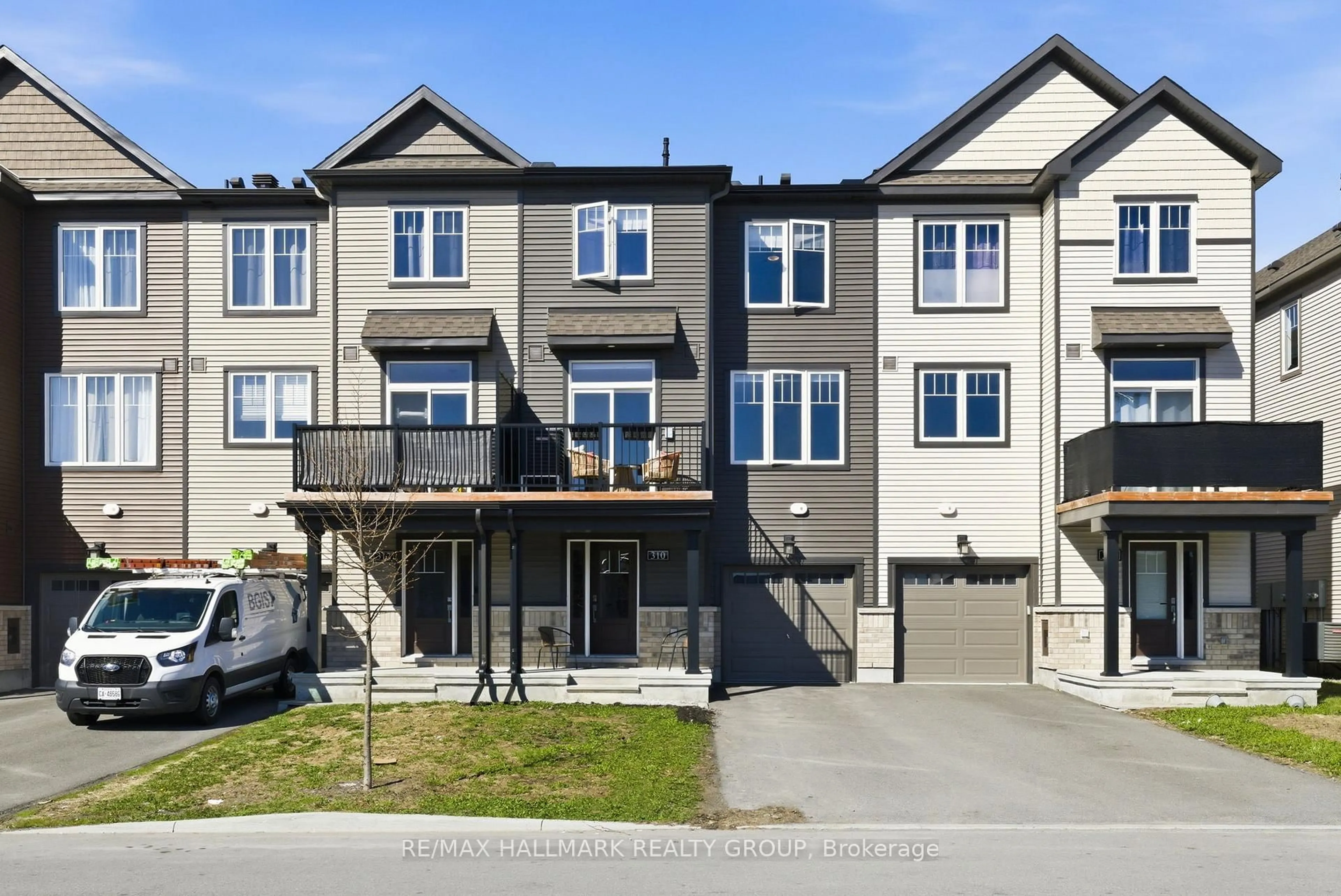 A pic from outside/outdoor area/front of a property/back of a property/a pic from drone, street for 310 Shepperton St, Ottawa Ontario K4A 5K9