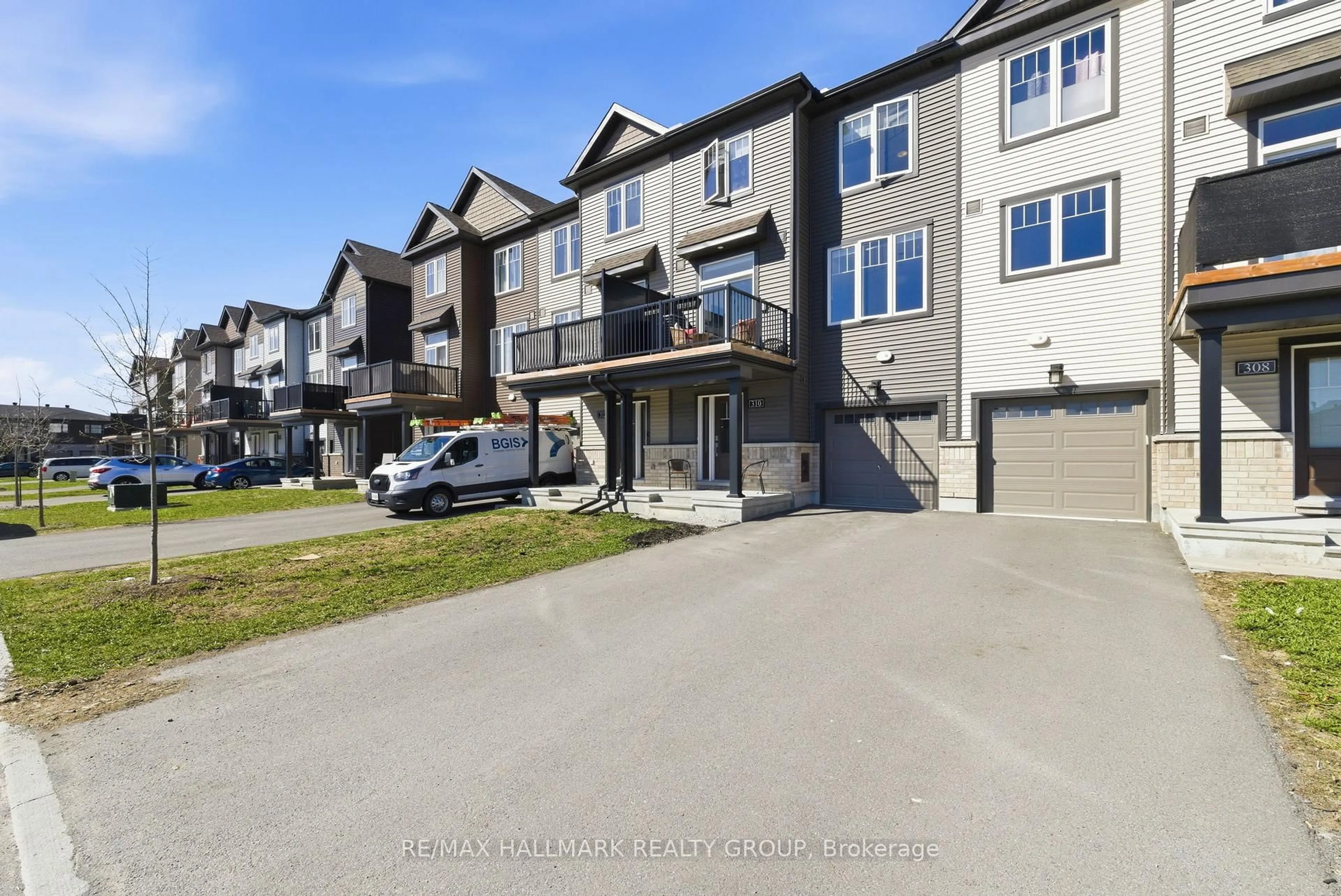 A pic from outside/outdoor area/front of a property/back of a property/a pic from drone, unknown for 310 Shepperton St, Ottawa Ontario K4A 5K9