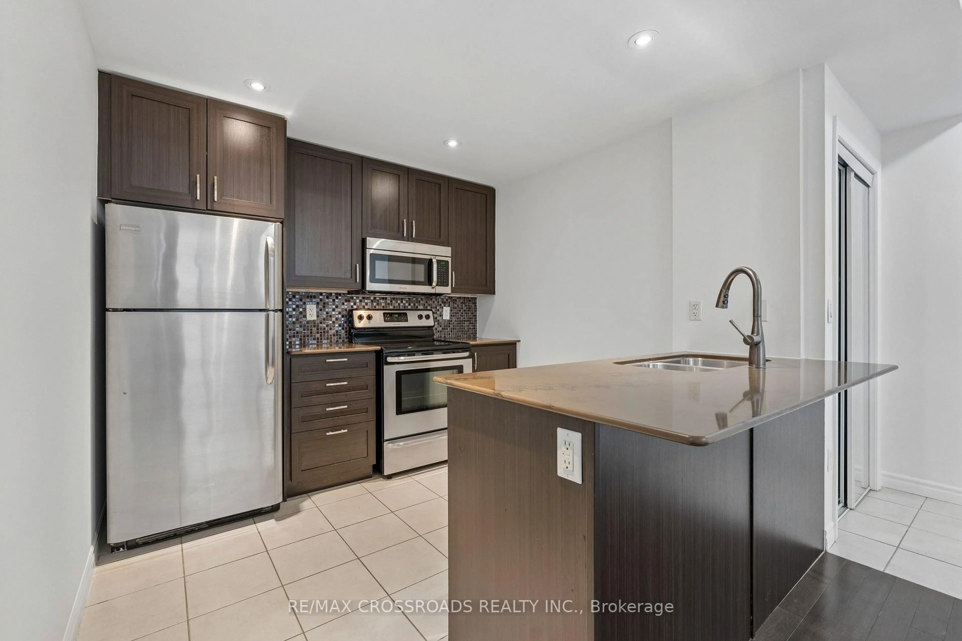 Standard kitchen, ceramic/tile floor for 427 Aberdeen Ave #201, Hamilton Ontario L8P 2S4