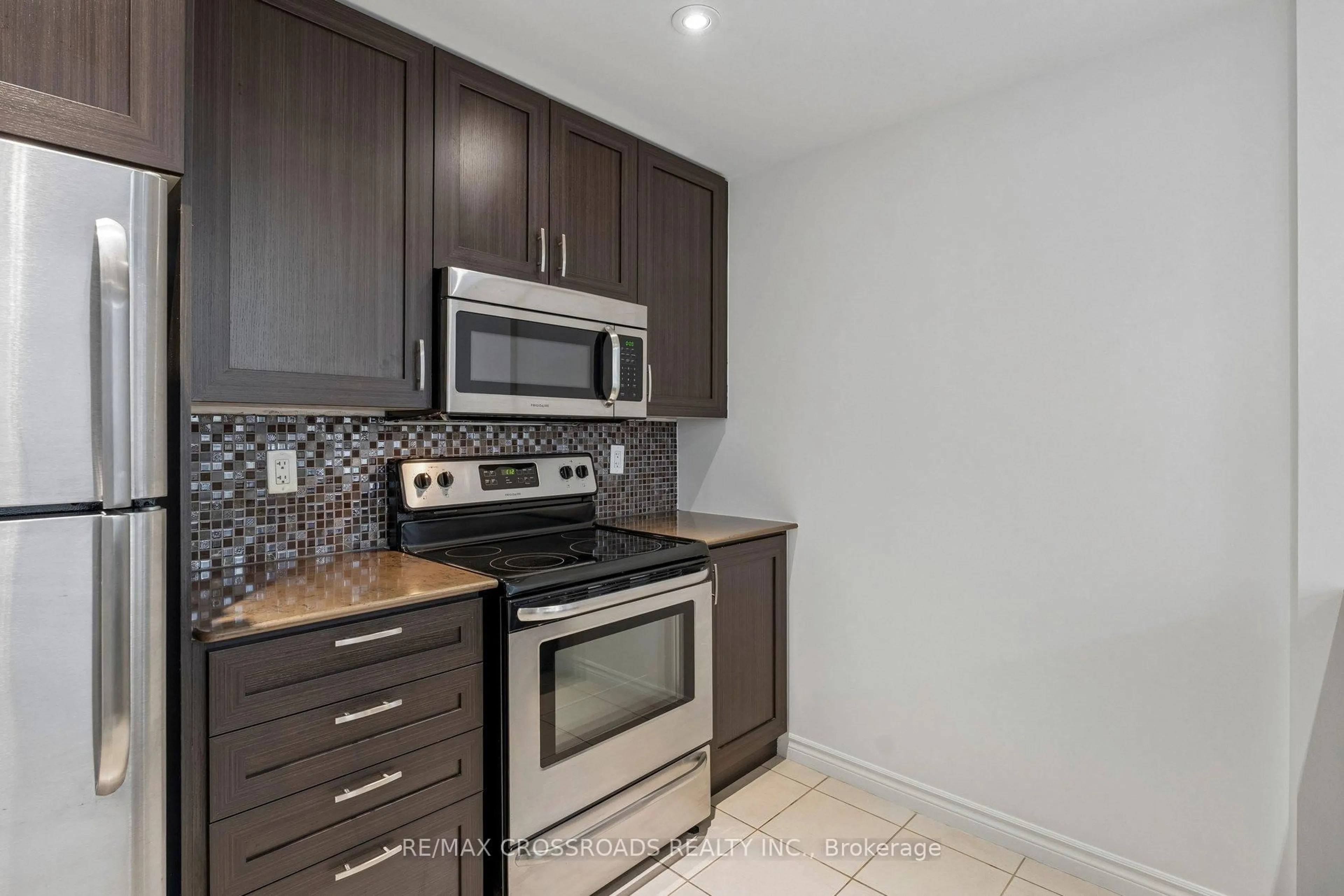 Standard kitchen, unknown for 427 Aberdeen Ave #201, Hamilton Ontario L8P 2S4