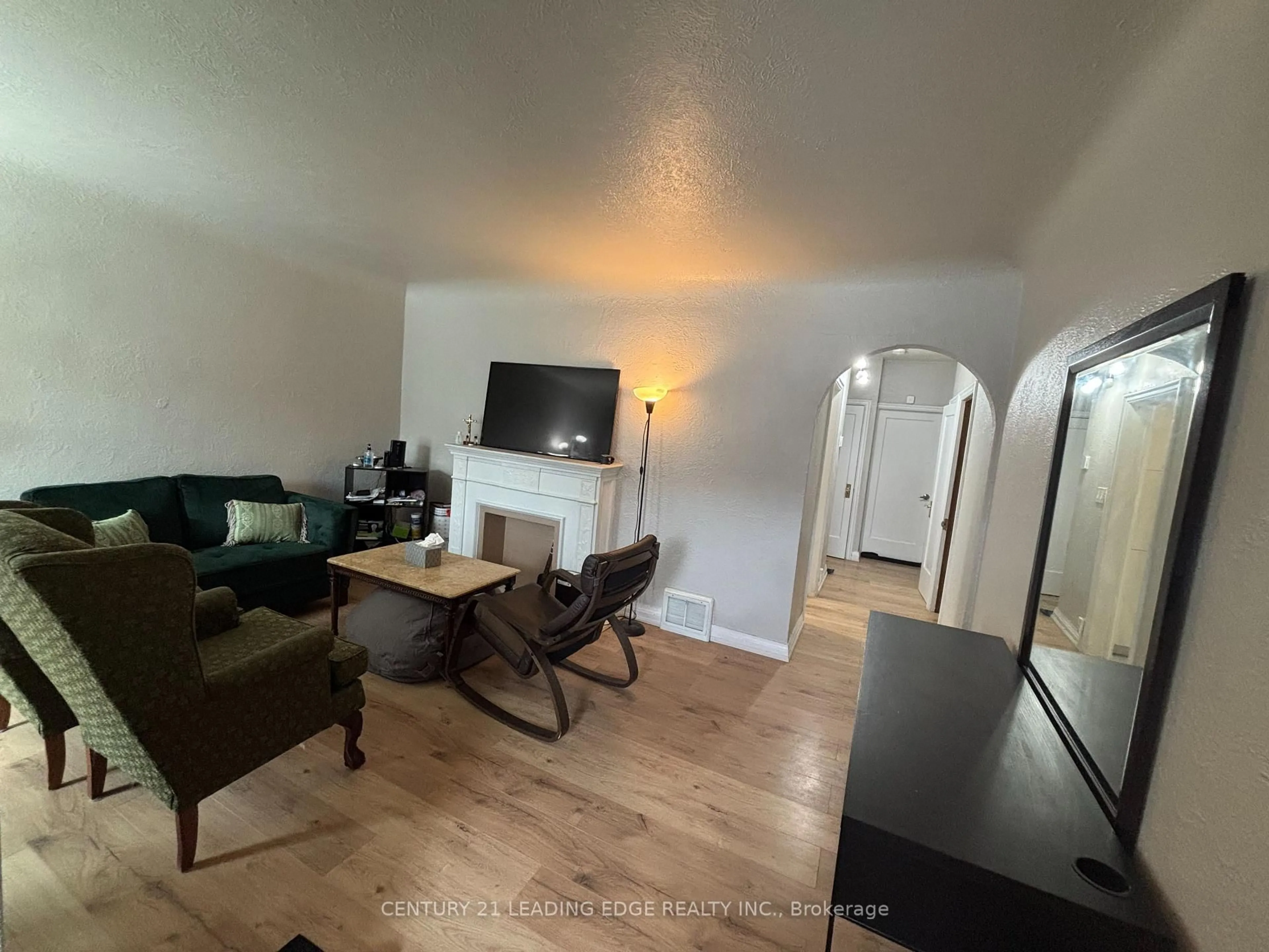 A pic of a room for 106 Whitney Ave, Hamilton Ontario L8S 2G5
