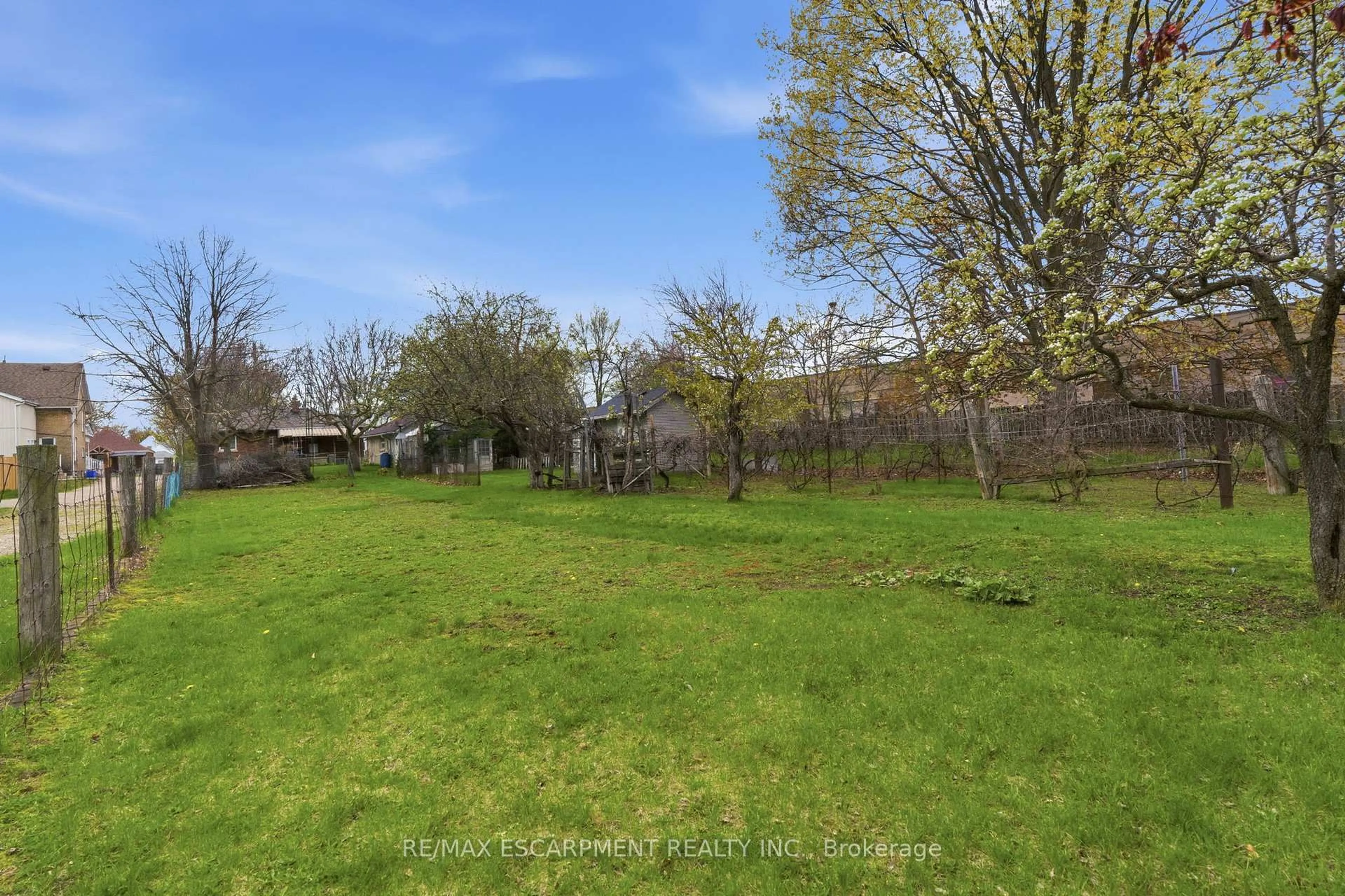 A pic from outside/outdoor area/front of a property/back of a property/a pic from drone, unknown for 113 North Park St, Brantford Ontario N3R 4K3