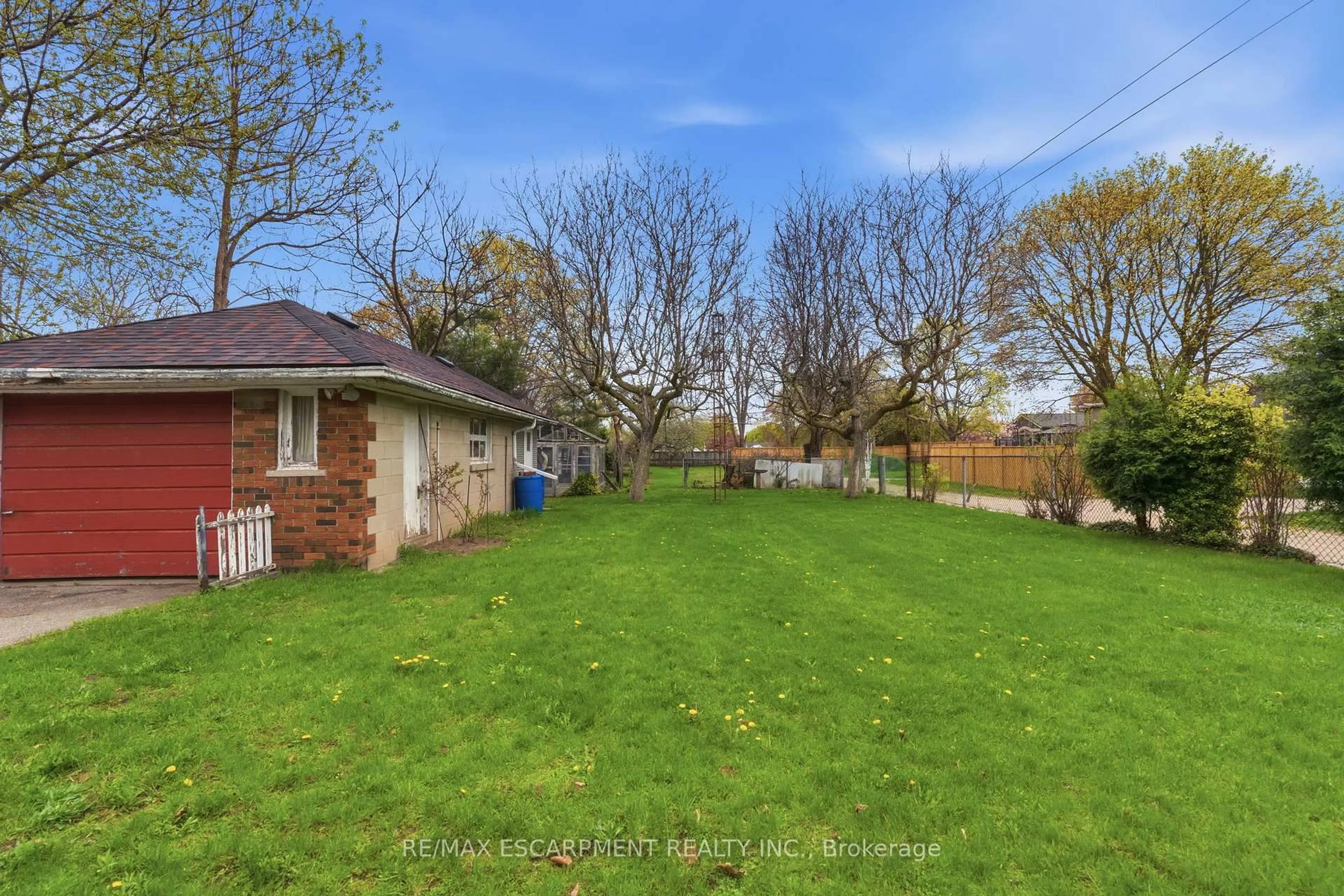 A pic from outside/outdoor area/front of a property/back of a property/a pic from drone, unknown for 113 North Park St, Brantford Ontario N3R 4K3