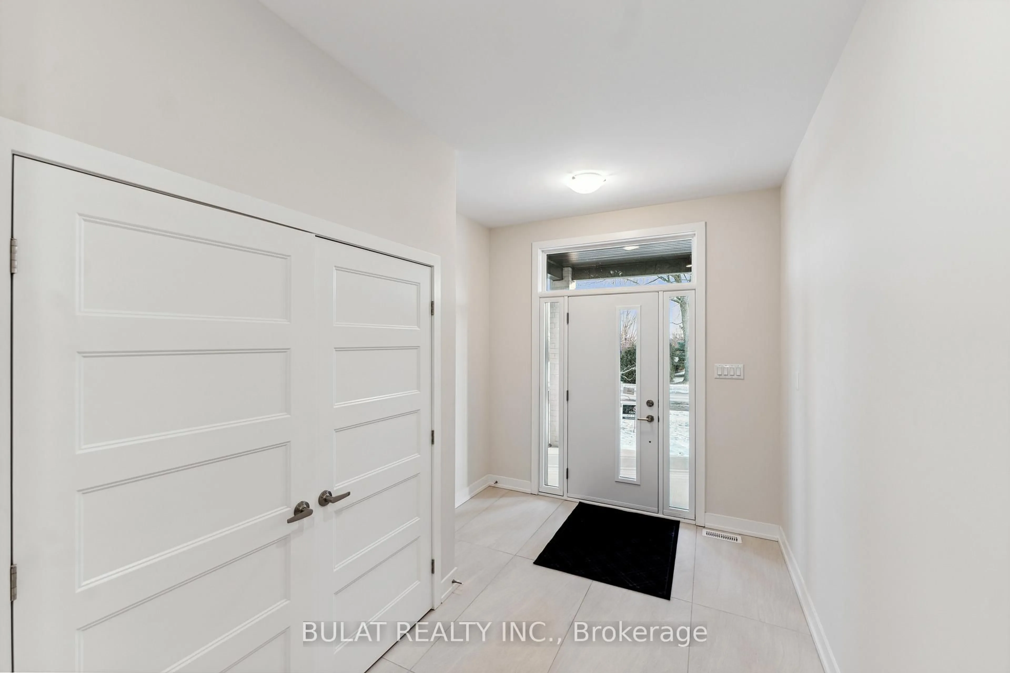 Indoor entryway for 1359 Kitchener Ave, Ottawa Ontario K1V 6W2