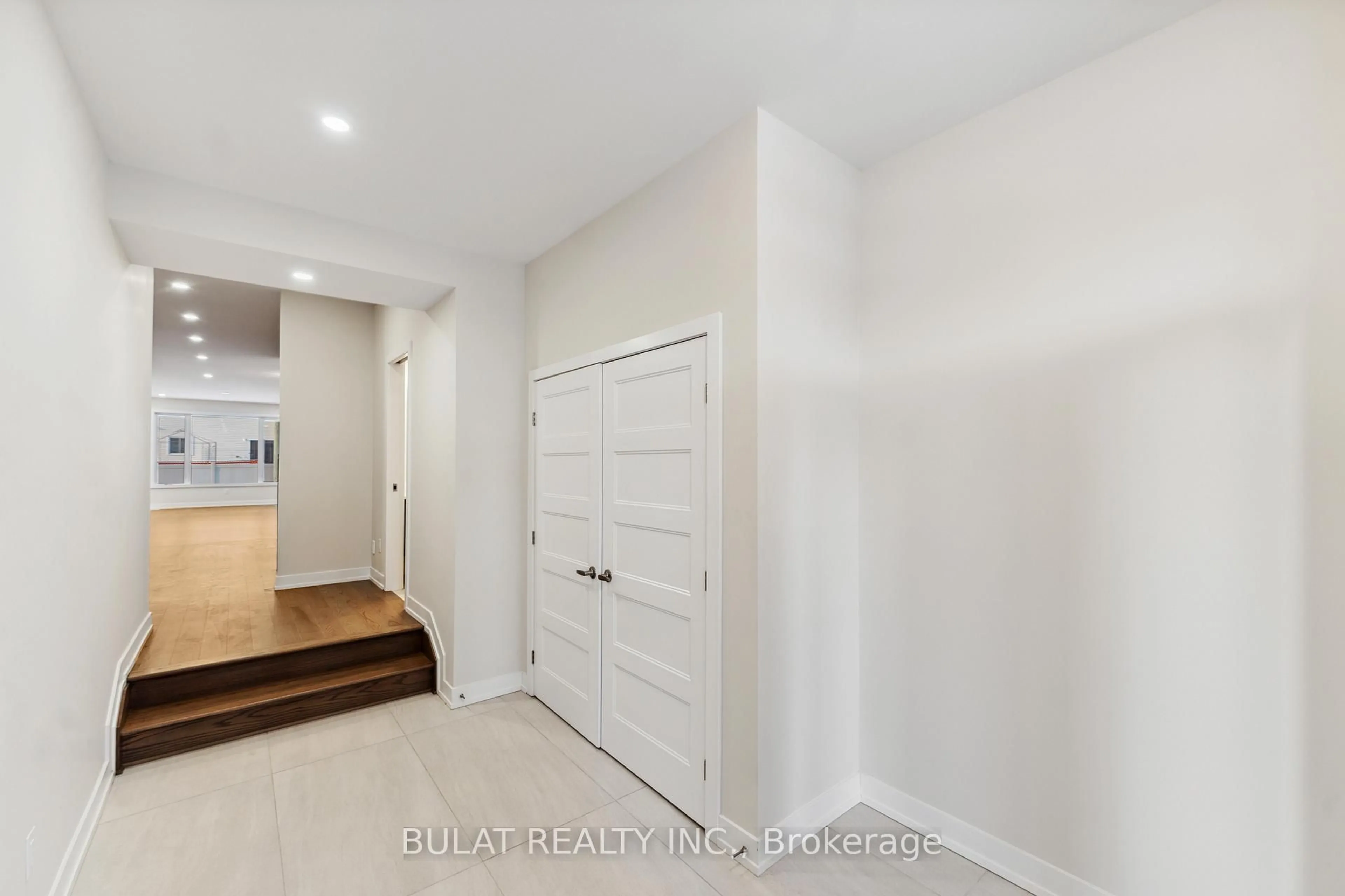 Indoor entryway for 1359 Kitchener Ave, Ottawa Ontario K1V 6W2