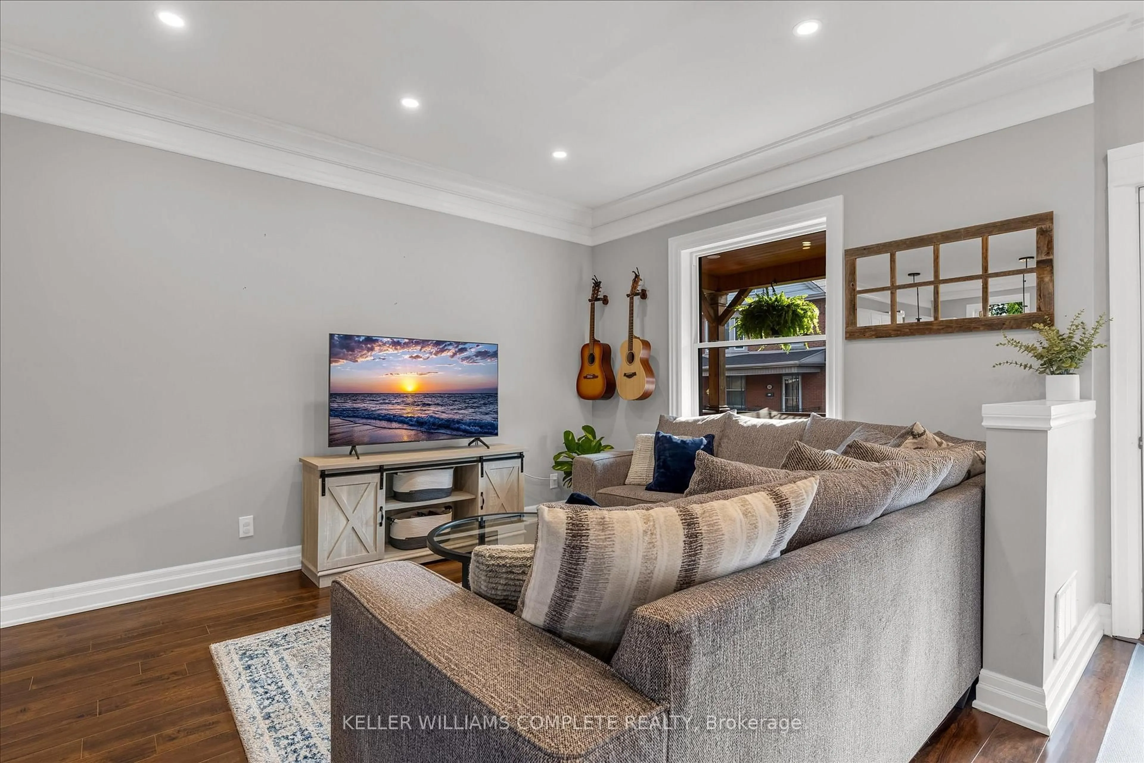 Living room with furniture, wood/laminate floor for 39 Fairleigh Ave, Hamilton Ontario L8L 6H1