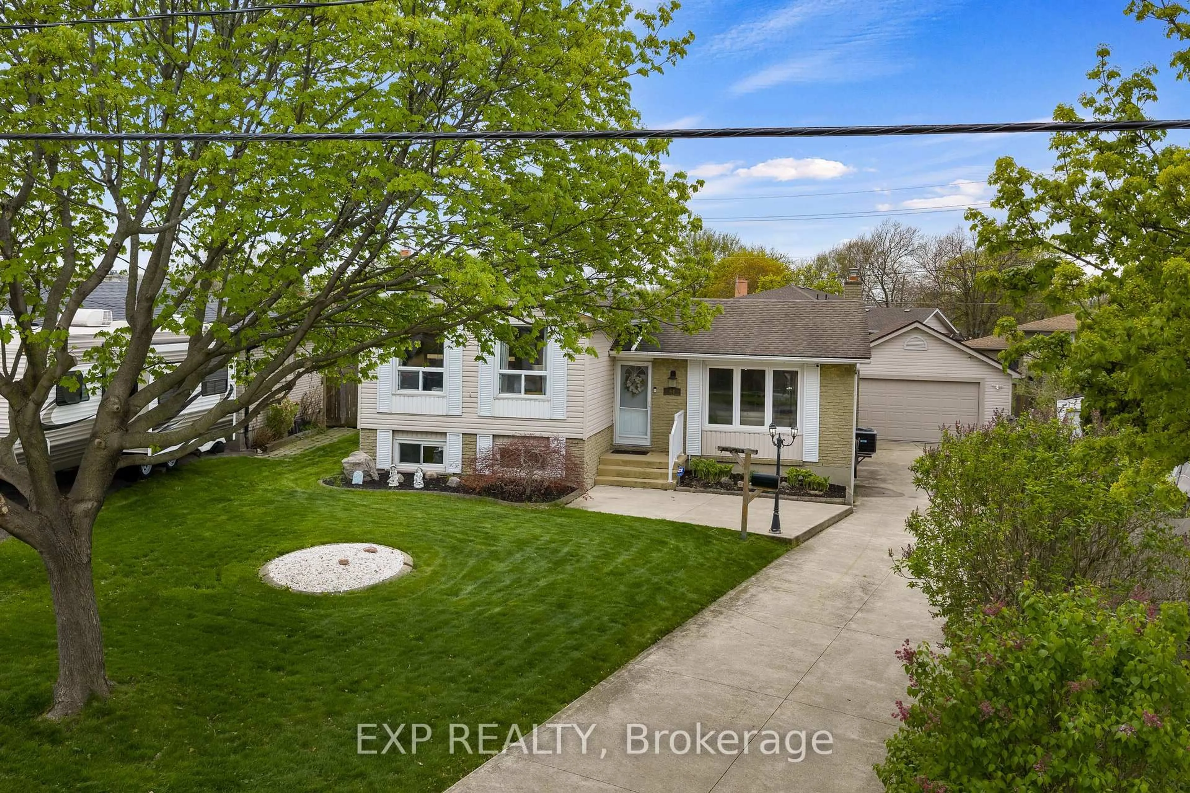 A pic from outside/outdoor area/front of a property/back of a property/a pic from drone, street for 64 Carriage Rd, St. Catharines Ontario L2P 1T1