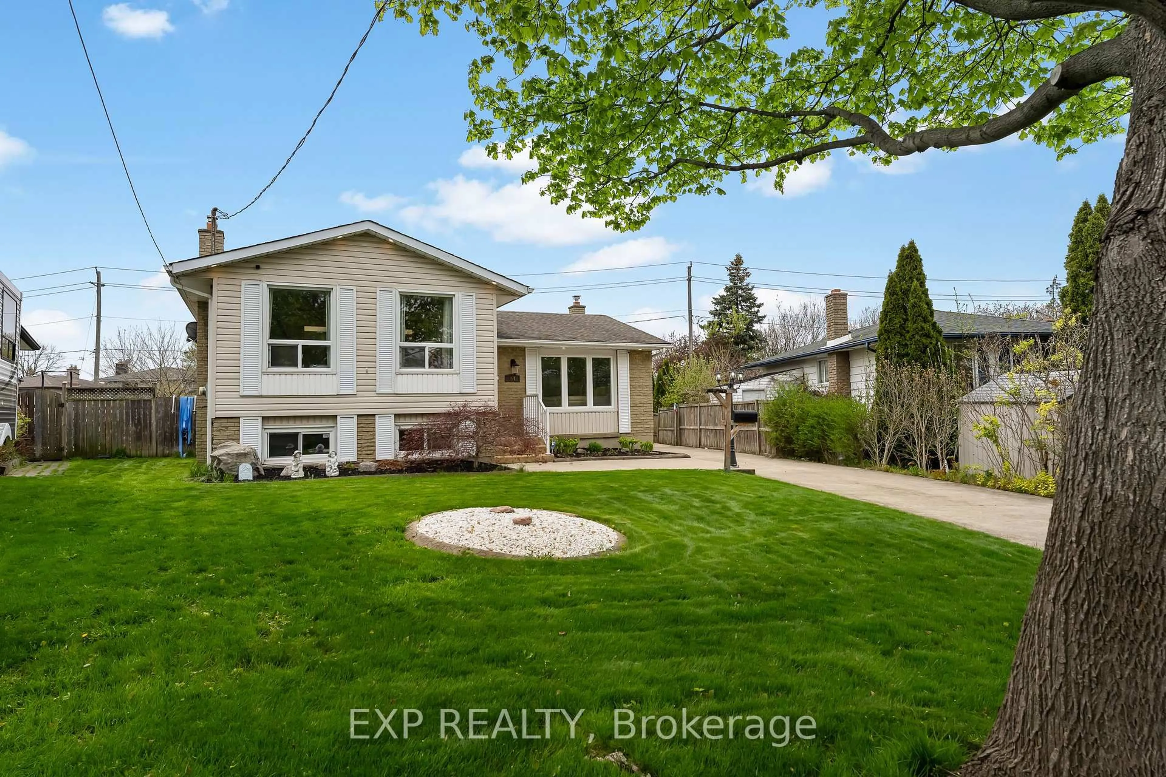 A pic from outside/outdoor area/front of a property/back of a property/a pic from drone, street for 64 Carriage Rd, St. Catharines Ontario L2P 1T1