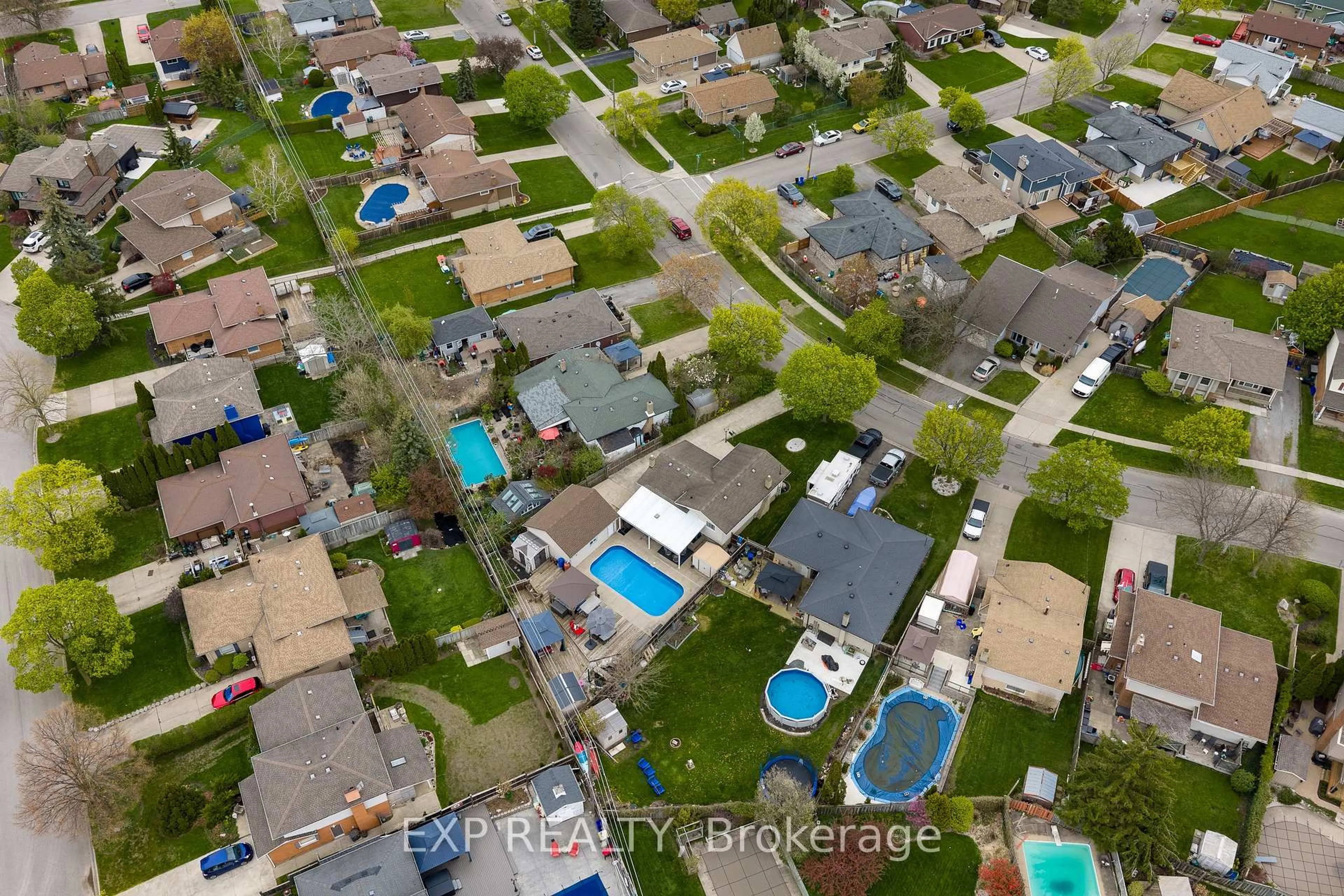 A pic from outside/outdoor area/front of a property/back of a property/a pic from drone, street for 64 Carriage Rd, St. Catharines Ontario L2P 1T1